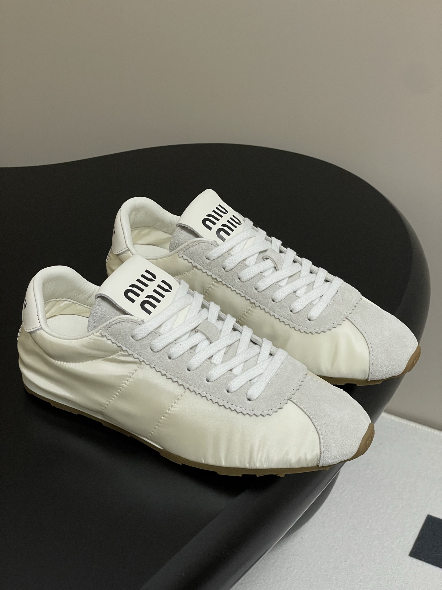 NO:232709,- MiuMiu 25ss early spring new model, new style of show runner shoes, Deshuo shoes, Forrest Gump sneakers, official spring and summer catwalk new model, fashionable and versatile, salty and sweet, and not grinding at all, a magic weapon for rascals!  Whether worn barefoot or socks, it will be super age-reducing and super invincible!  Custom imported beef velvet/original imported fabric inner foot pad sheepskin original sole size 35-39 (40, 41 custom made without return or exchange), casual shoes/sports shoes, miumiu, sneakers, sheepskin, socks19860909- MiuMiu 缪缪 25ss早春新款 走秀新款一脚蹬懒人鞋 德训鞋 阿甘运动鞋 官方春夏走秀新款,时髦百搭·即可咸又可甜·一点也不磨脚,暴走神器！ 无论光脚穿还是搭配袜子穿都超级减龄 超级无敌百搭！ 鞋面定制进口牛反绒/原版进口布料 内里垫脚羊皮 鞋底原版橡胶大底 码数35-39（40、41定做不退换）,休闲鞋/运动鞋,miumiu,sneakers,sheepskin,socks,Women's Shoes