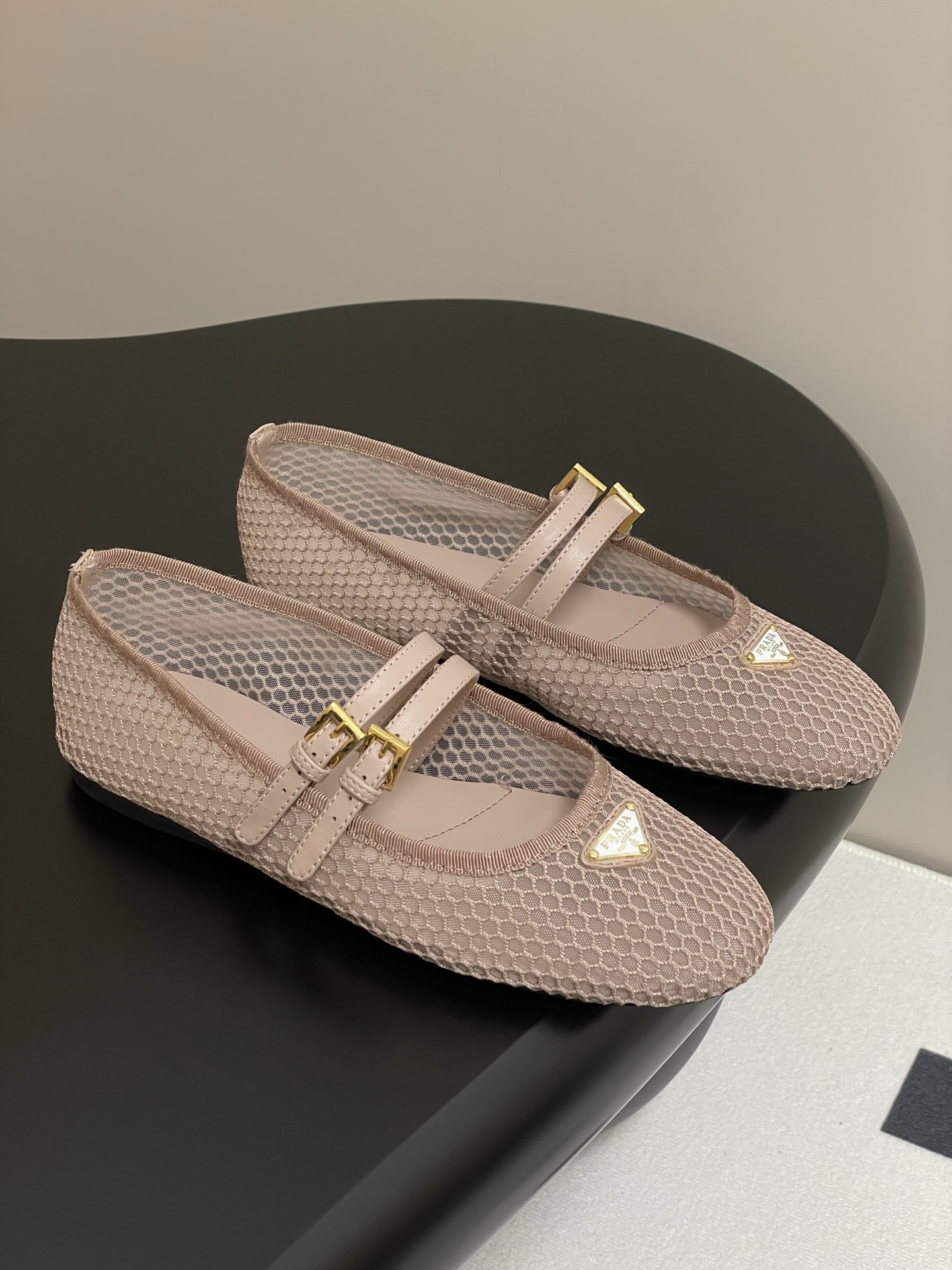 NO:232724,- 25Ss early spring new Prada Prada mesh fabric ballet flat shoes fishing net Mary Jane ballet flat shoes This ballet flat shoes are soft in shape, classic details, and exquisite and unique in style. The mesh fabric is reinterpreted with lace patterns, delicate and exquisite, unique. The upper is embellished with narrow straps and engraved logo metal buckles coated with enamel triangle metal logo 5mm integrated sole with logo upper lambskin/wrinkled patent leather/original fishing net inner sheepskin lining high flat sole original rubber sole size 35-39 (40,41 custom-made non-return and exchange), ballet shoes, prada, prada, mary jane, flats, sheepskin19860909- 25Ss早春新款Prada普拉达网眼织物芭蕾平底鞋渔网玛丽珍芭蕾舞平底单鞋 这款芭蕾平底鞋廓形柔美,细节经典,彰显精致隽永格调.以花边图案重新演绎网眼织物,细腻精美,别具一格. 鞋面点缀窄饰带与雕刻徽标金属搭扣 涂珐琅三角形金属徽标 5毫米一体式鞋底 饰有徽标 鞋面小羊皮/皱漆皮/原版渔网 内里羊皮内里 跟高平底 鞋底原版橡胶鞋底 码数35-39（40,41定制不退换）,芭蕾舞鞋,prada,prada,mary jane,flats,sheepskin,Women's Shoes