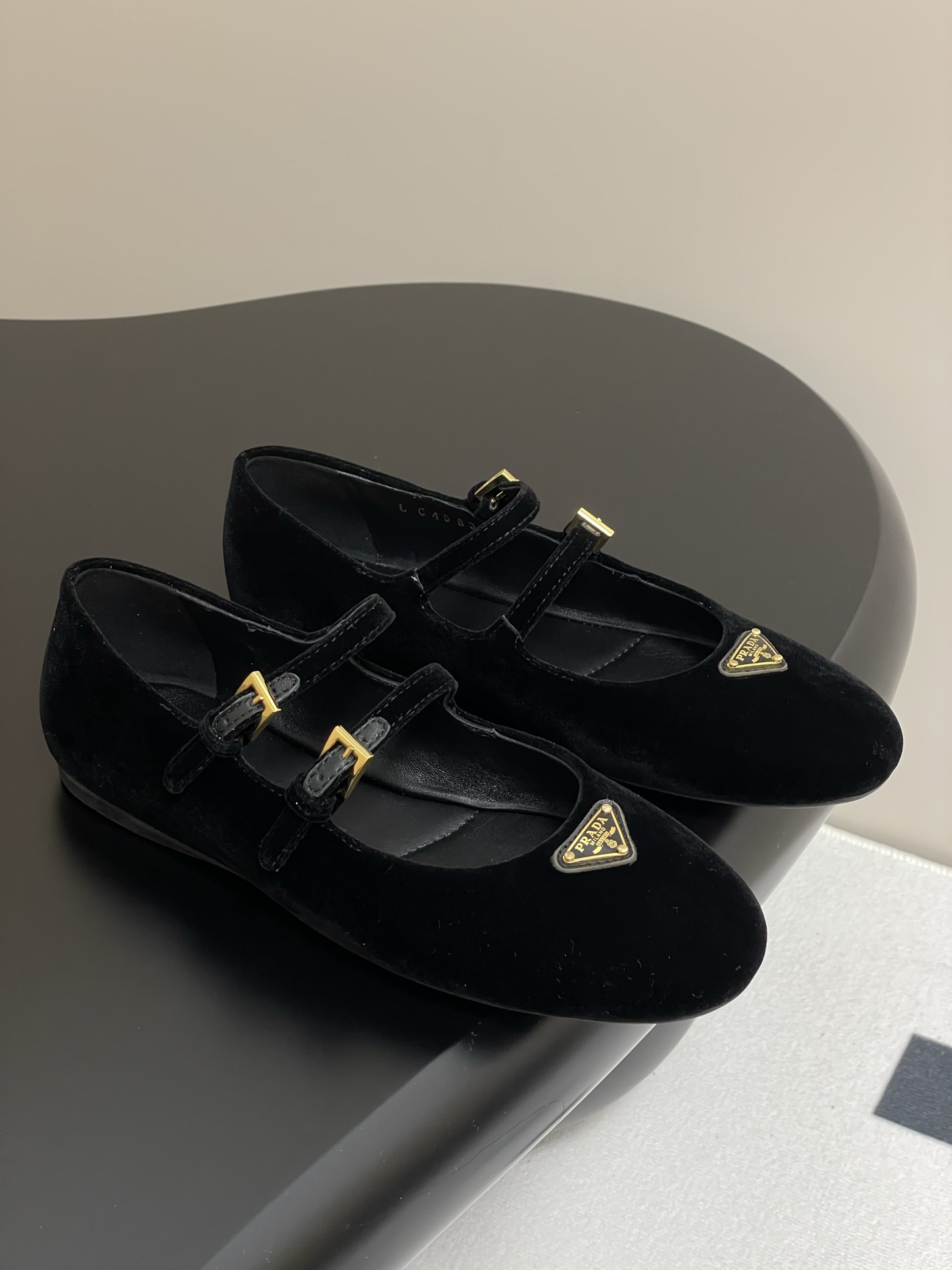 NO:232707,- 25Ss early spring new Prada Prada wrinkled patent leather ballet flats Mary Jane ballet flats single shoes This ballet flats feature a tapered silhouette, lacquered sheepskin leather adds a touch of elegance and softness. It is designed with a round toe, paired with a rubber sole, and is decorated with a triangular metal logo of coated enamel to highlight classic lines and exquisite and elegant details. Upper embellishment straps and engraved logo metal buckle coated enamel triangle metal logo 5mm integrated sole, decorated with hot pressed logo Upper original wrinkled patent leather/velvet inner sheepskin lining high heel sole original rubber sole size 35-39 (40,41 custom-made non-return), ballet shoes, prada, prada, mary jane, flats, sheepskin19860909- 25Ss早春新款Prada普拉达皱漆皮芭蕾平底鞋玛丽珍芭蕾舞平底单鞋 这款芭蕾平底鞋采用锥形廓形,漆面羊皮革平添一抹精致,彰显优雅柔美魅力.采用圆头设计,搭配橡胶鞋底,且饰有涂珐琅三角形金属徽标,彰显经典线条和精致优雅细节. 鞋面点缀饰带与雕刻徽标金属搭扣 涂珐琅三角形金属徽标 5毫米一体式鞋底,饰有热压徽标 鞋面原版皱漆皮/天鹅绒 内里羊皮内里 跟高平底 鞋底原版橡胶鞋底 码数35-39（40,41定制不退换）,芭蕾舞鞋,prada,prada,mary jane,flats,sheepskin,Women's Shoes