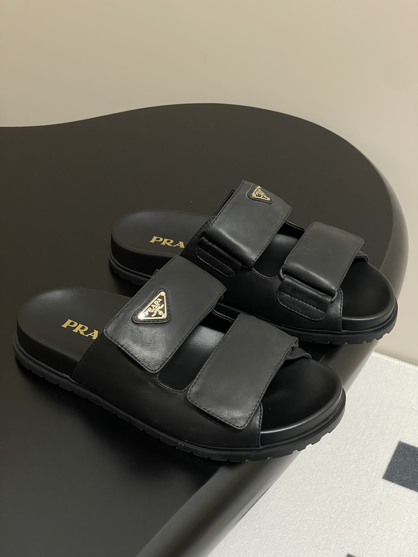 NO:232722,- 25Fw Spring and Summer New Prada Prada Velcro Sandals This sporty slipper is made of stuffed Nappa leather, and the geometric pattern is inspired by the classic triangle logo. The rubber thick sole design is comfortable and unique. The quilted leather has a high texture and a neat strap design. It is not only a fashionable item for walking, but also a silent declaration of personality and taste. It can easily explode the street when paired with it. Original split hardware letters. The upper imported super soft sheepskin inner sheepskin inner sole: original open molded rubber outsole. Size 35-39 (40.41 custom-made without return and exchange), slippers, prada, prada, slippers, sheepskin19860909- 25Fw春夏新款Prada普拉达魔术贴凉拖鞋 这款运动风拖鞋选用填充Nappa皮革制成,几何图案的灵感源自经典三角形徽标.橡胶厚底设计舒适且别致.绗缝皮革质感上乘 利落搭带设计 不仅是行走的时尚单品 更是个性与品味的无声宣言 随意搭配 都能轻松炸街 原版分体五金字母 鞋面进口超软羊皮 内里羊皮内里 鞋底: 原版开模橡胶大底 码数35-39（40.41定制不退换）,拖鞋,prada,prada,slippers,sheepskin,Women's Shoes