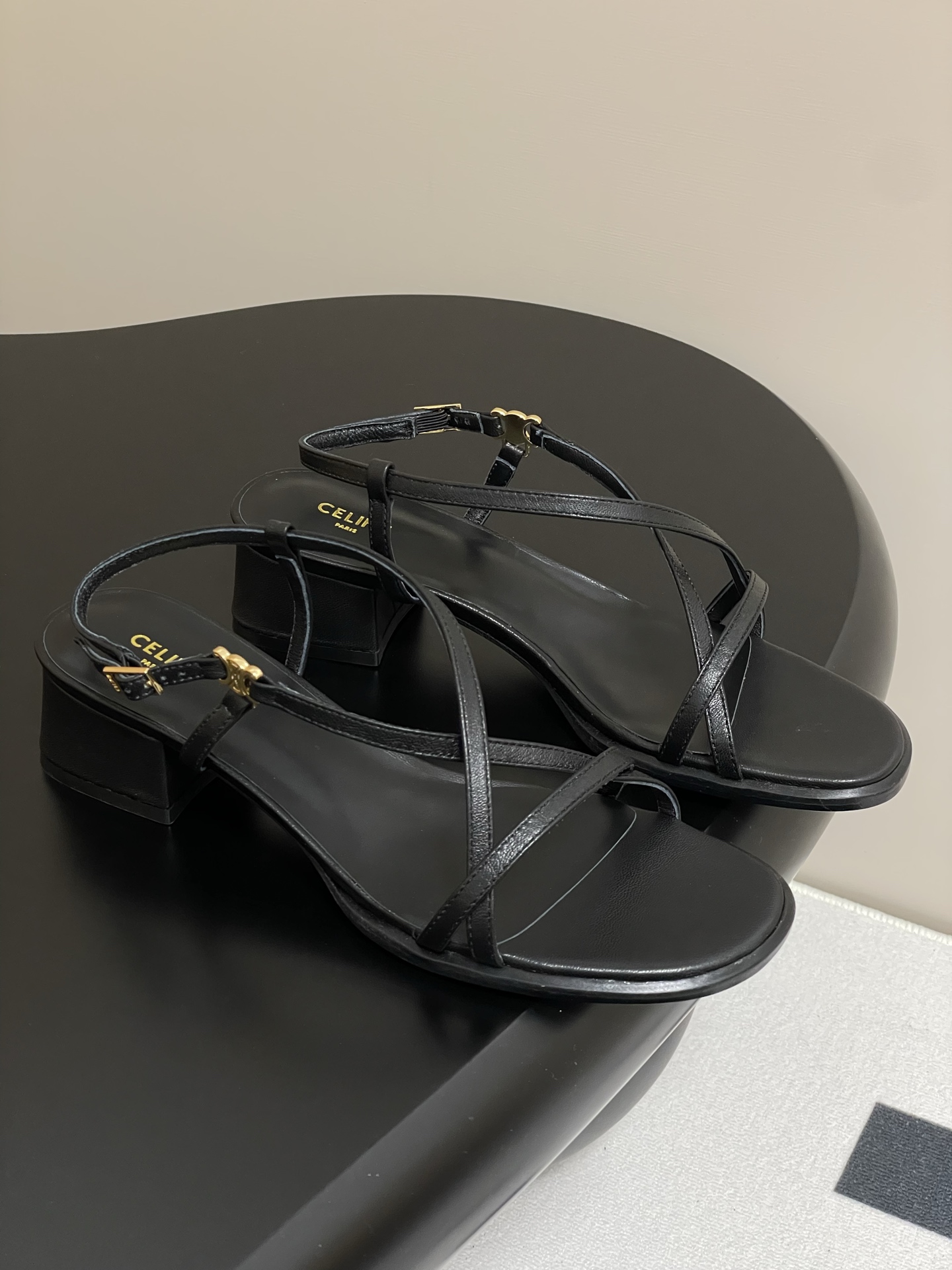 NO:232720,- 25ss Spring and Summer Latest Celine Retro Fashion Arc de Triomphe Roman high heel sandals Crossed with thick heel sandals New Celine Silin The same Arc de Triomphe classic and versatile... Grass recommendation~ Summer matching is simply amazing. The retro point is full of fashionable looks and the original version is purchased and developed. The highest output is restored to the original customization and retro feel and design, which can be salty or sweet or girly. Upper: Imported mixed-bred sheepskin Inner footbed: Imported goatskin Sole: Italian double-layer thickened leather outsole Heel height: 4cm Size: 35-39 (40.41 Custom made without return), sandals, celine, celine, sandals, slippers, sheepskin, Leather soles19860909- 25ss春夏最新Celine赛琳复古时髦凯旋门罗马高跟凉拖鞋交叉带粗跟凉鞋 new celine思琳各大网红同款的凯旋门经典又百搭..种草推荐~夏天搭配简直绝绝子了复古的点上带上了满分时髦感颜值绝原版购入开发,依旧最高输出还原原版定制复古感觉又有设计感,可盐可甜可少女日韩系. 鞋面:进口混种羊皮 内里垫脚:进口山羊皮 鞋底:意大利双层加厚真皮大底 跟高:4cm 码数:35-39(40.41定做不退换）,凉鞋,celine,celine,sandals,slippers,sheepskin,Leather soles,Women's Shoes