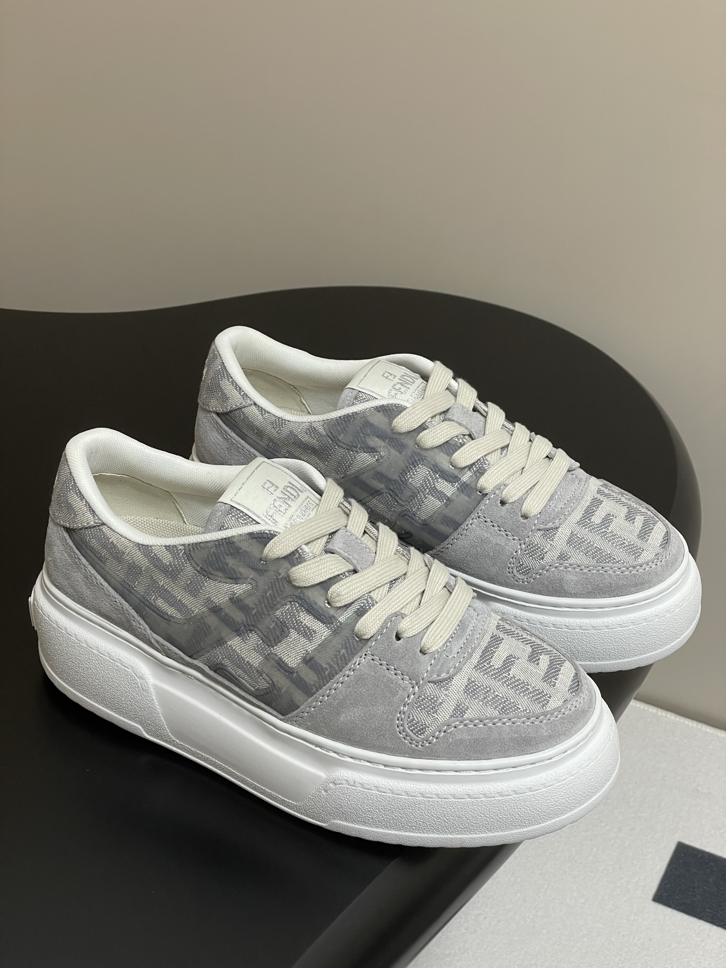 NO:233449,- Fendi Fendi match series 25 new color schemes, thick-soled casual sneakers, height-enhancing shoes, original purchase and development, making goods, the first sneakers created by designer Kim Jones, fendi match, and LV donkey brand Trainer basketball sneakers. The shoe shape is similar. FF retro design is added. The upper is suede and leather splicing combination. The side raised double F logo is made of towel velvet. The foot is super soft and light. Comfortable to match with sweatshirt. The feeling of youth is full of youth. The upper is customized imported toe layer cowhide. The inner foot is imported and customized breathable net. The sole is original, the opening mold is super light foamed. The sole is 5CM thick. Size: Women's model 35-41 (40.41 custom-made, no return or exchange), casual shoes/sports, fendi, fendi, louis vuitton, louis  vuitton,sneakers,hoodie,sweatshirts,cowhide,chamois leather19860909- Fendi芬迪 match系列 25新配色 厚底休闲运动鞋增高板鞋 原版购入开发 做货 设计师Kim Jones打造的首款运动鞋fendi match 和LV驴牌的Trainer篮球运动鞋 鞋型差不多 添加了FF复古的设计 鞋面采用麂皮和皮革拼接组合 侧面凸起的双F logo内里采用毛巾绒里 上脚超级柔软 轻便 舒适搭配卫衣 少年感满满 鞋面原版定制进口头层牛皮 内里垫脚进口定制透气网里 鞋底原版开模超轻发泡材质 底厚5CM 码数: 女款35-41（40.41定做不退换）,休闲鞋/运动鞋,fendi,fendi,louis vuitton,louis vuitton,sneakers,hoodie,sweatshirts,cowhide,chamois leather,Women's Shoes