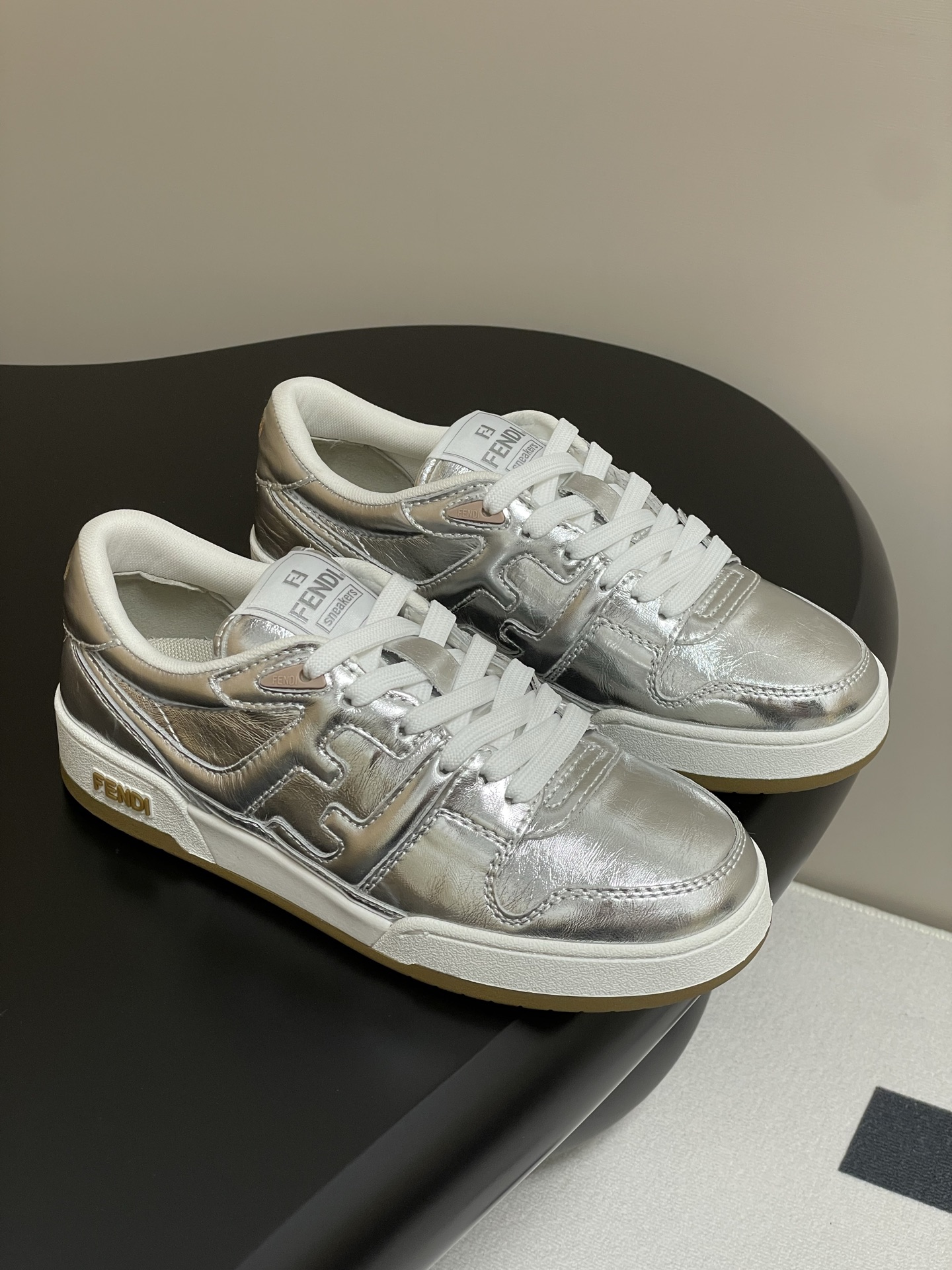 NO:233450,- Men's 10 Fendi match series 25 new color schemes, thick-soled casual sneakers, couples' high-rise skateboard shoes, original purchase and development, making goods, designer Kim Jones's first sneakers, fendi match, and LV donkey brand Trainer basketball sneakers, shoe shape is similar, added FF retro design, the upper is suede and leather splicing combination, the side raised double F logo is made of towel velvet, the foot is super soft, light, comfortable to match with sweatshirt, full of youthfulness, original custom imported head-layer cowhide, inner foot pad imported customized breathable net, double-color TPU mold shot out the sole white cushioned high-elastic midsole, sole thickness 3.5cm Size: Women's model 35-41 (40.41 custom-made without return)  Men's 40-44 (45 customized, non-return and exchange), casual shoes/sports, fendi, fendi, louis vuitton, louis vuitton, sneakers, hoodie, sweatshirts, cowhide, chamois leather19860909-男10 Fendi芬迪 match系列 25新配色 厚底休闲运动鞋情侣款增高滑板鞋 原版购入开发 做货 设计师Kim Jones打造的首款运动鞋fendi match 和LV驴牌的Trainer篮球运动鞋 鞋型差不多 添加了FF复古的设计 鞋面采用麂皮和皮革拼接组合 侧面凸起的双F logo内里采用毛巾绒里 上脚超级柔软 轻便 舒适搭配卫衣 少年感满满 鞋面原版定制进口头层牛皮 内里垫脚进口定制透气网 鞋底双色TPU模具射出大底白色缓震高弹中底 底厚3.5cm 码数: 女款35-41（40.41定做不退换） 男款40-44（45定做不退换）,休闲鞋/运动鞋,fendi,fendi,louis vuitton,louis vuitton,sneakers,hoodie,sweatshirts,cowhide,chamois leather,Women's Shoes