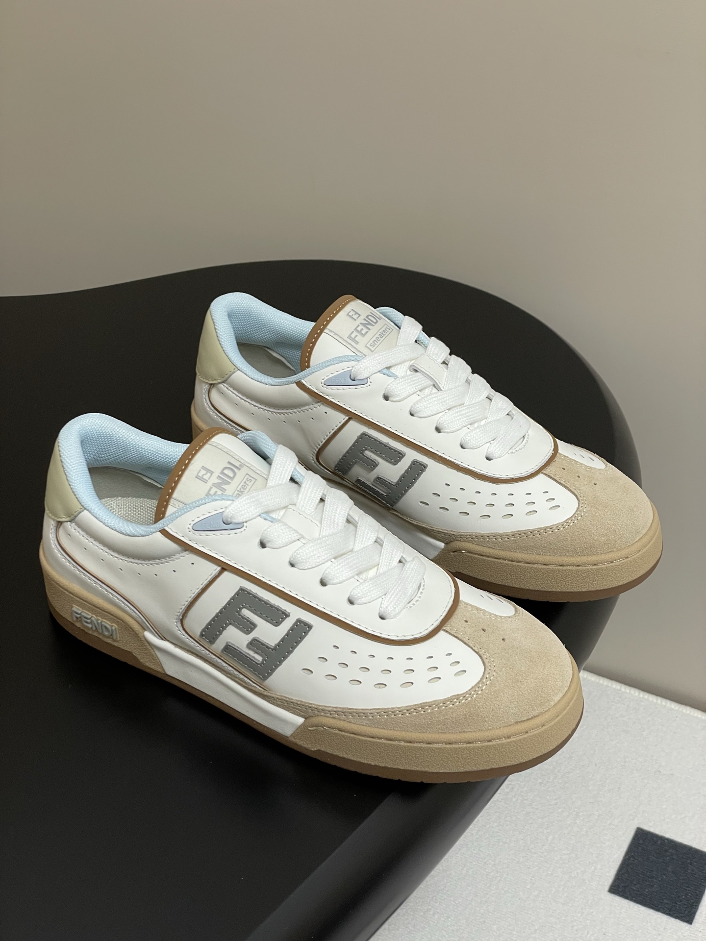 NO:233456,- Men's 10 Fendi match series 25 new color schemes Thick-soled casual sneakers couples' height-enhancing skateboard shoes, white shoes, original purchase and development, making goods The first sneakers created by designer Kim Jones, fendi match, and LV donkey brand Trainer basketball sneakers. The shoe shape is similar. FF retro design is added. The upper is suede and leather splicing combination. The side raised double F logo is made of towel velvet. The foot is super soft and light. Comfortable to match with sweatshirt. The feeling of youth is full of youth. The upper is customized imported head-layer cowhide. The inner foot is imported customized breathable net. The sole is double-color TPU mold shot out the outsole white cushioned high-elastic midsole. The sole is 3.5cm thick. Size: Women's model 35-41 (40.41 custom-made without return)  Men's 40-44 (45 customized, non-return and exchange), casual shoes/sports, fendi, fendi, louis vuitton, louis vuitton, sneakers, hoodie, sweatshirts, cowhide, chamois leather19860909-男10 Fendi芬迪 match系列 25新配色 厚底休闲运动鞋情侣款增高滑板鞋德训鞋 小白鞋 原版购入开发 做货 设计师Kim Jones打造的首款运动鞋fendi match 和LV驴牌的Trainer篮球运动鞋 鞋型差不多 添加了FF复古的设计 鞋面采用麂皮和皮革拼接组合 侧面凸起的双F logo内里采用毛巾绒里 上脚超级柔软 轻便 舒适搭配卫衣 少年感满满 鞋面原版定制进口头层牛皮 内里垫脚进口定制透气网 鞋底双色TPU模具射出大底白色缓震高弹中底 底厚3.5cm 码数: 女款35-41（40.41定做不退换） 男款40-44（45定做不退换）,休闲鞋/运动鞋,fendi,fendi,louis vuitton,louis vuitton,sneakers,hoodie,sweatshirts,cowhide,chamois leather,Women's Shoes