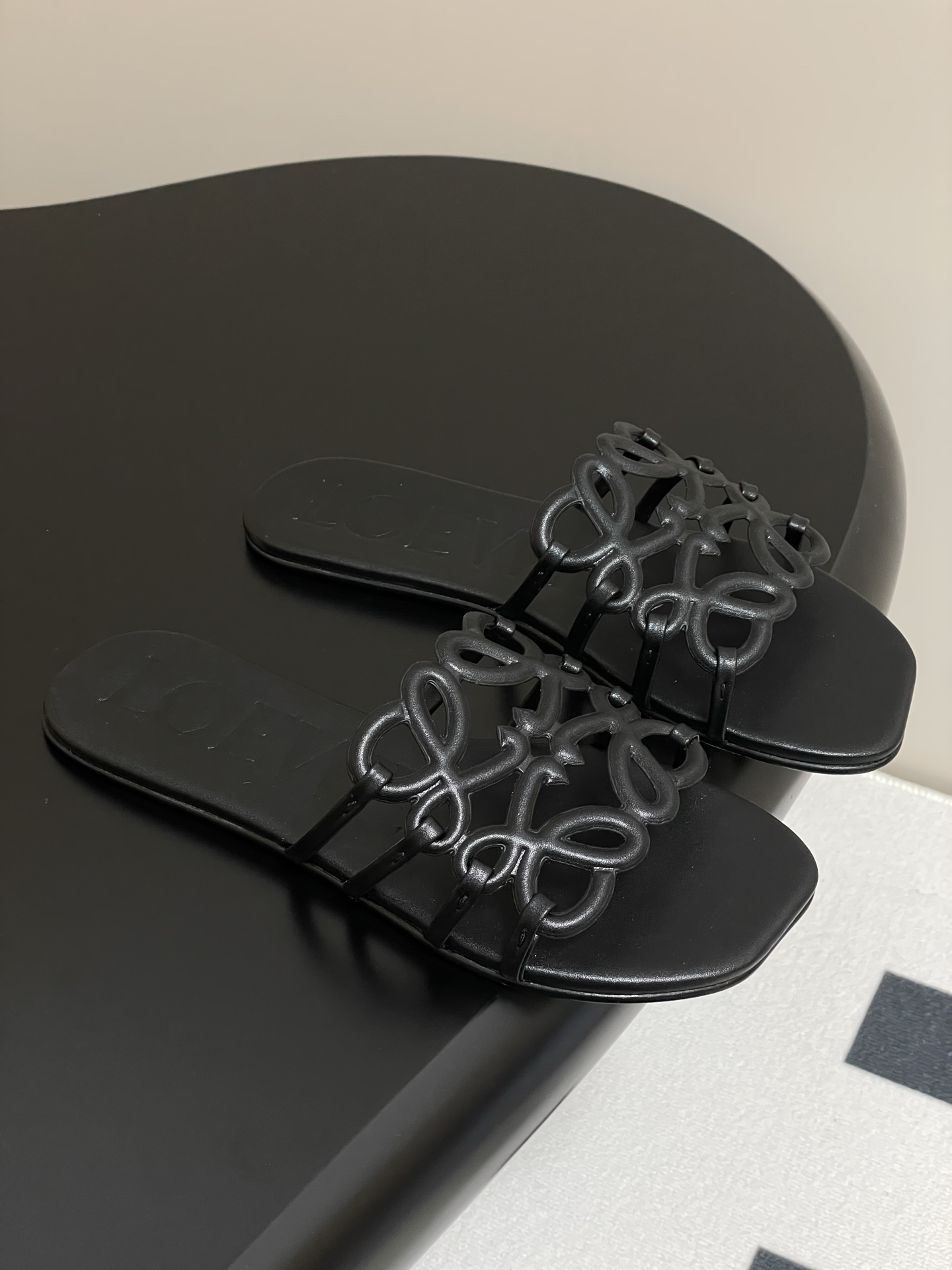 NO:233441,- Purchase quality LOEWE 25ss Spring and summer new products Hollow slippers Crazy grass planting simple design feels cleaner and more elegant, making you miss it. The color is also very durable and beautiful. The instant you put on the foot, it has a full temperament and is simply invincible and handsome. The upper is made of cowhide print, the inner foot pad sheepskin, the sole imported from Italy, the injection molded leather sole, the size is 35-39 (40 customized, non-return and exchange), slippers, loewe, loewe, slippers, cowhide, sheepskin, Leather soles, slippers,19860909-代购品质 LOEWE 罗意威 25ss 春夏新品 镂空拖鞋 疯狂种草简约设计感觉更干净优雅 让你念念不忘 颜色也很耐看漂亮,上脚瞬间气质十足气场,简直无敌帅气有型 鞋面采用牛皮印花 内里垫脚羊皮 鞋底意大利进口注塑真皮大底 码数35-39（40 定制不退换）,拖鞋,loewe,loewe,slippers,cowhide,sheepskin,Leather soles,Women's Shoes