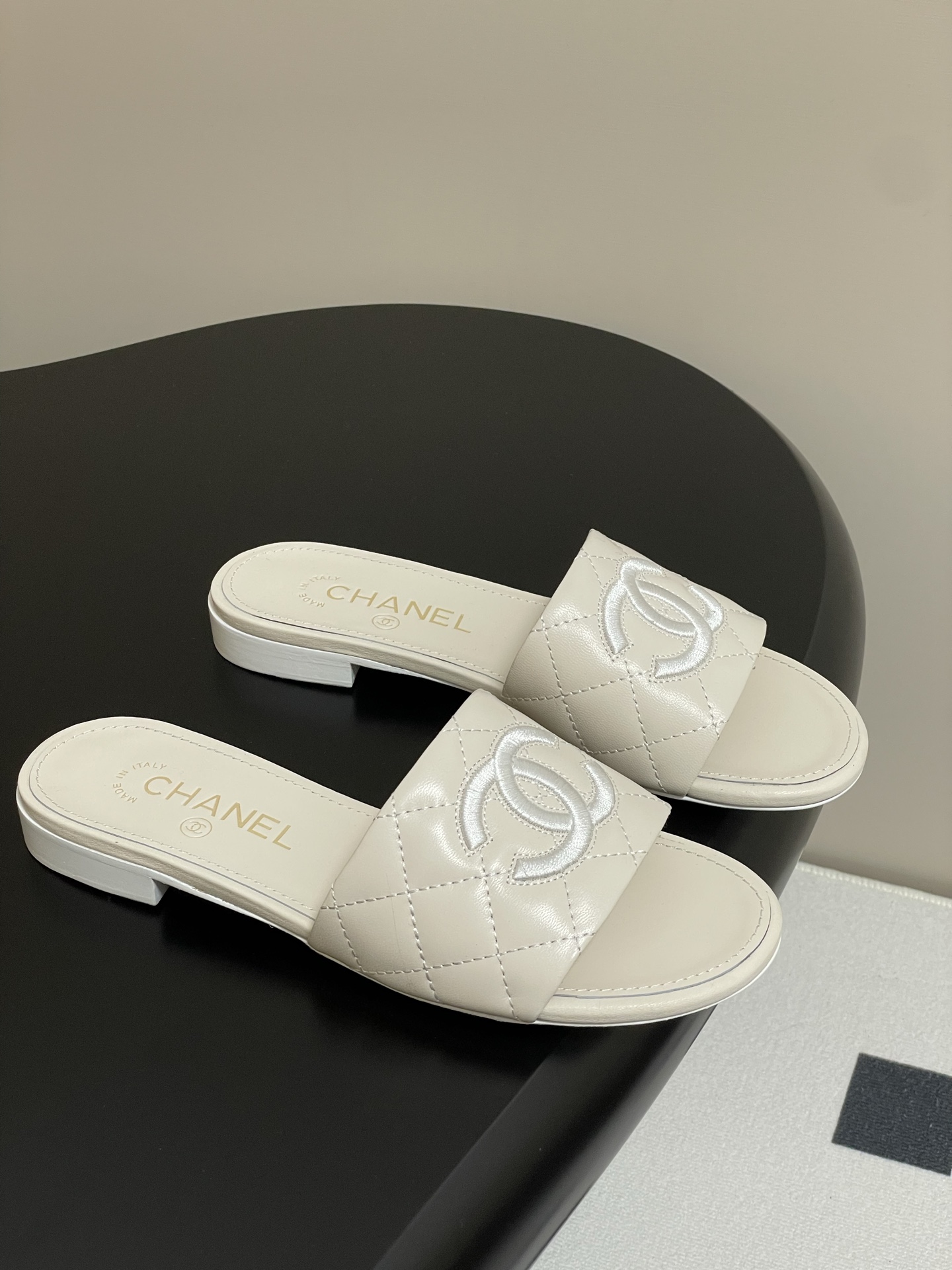 NO:233445,- 25Fw spring and summer new Chanel small fragrant wheat ear double C diamond-shaped one-piece slippers High-heel thick-heeled slippers. A versatile sandals that are not worn out. A super classic one. It is casual and exquisite, and has a firm temperament. This year's beautiful spring and summer bonus treasure!  Upper lambskin/velvet inner lambskin inner high heel flat/thick heel 5cm sole Italian leather outsole size 35-39 (40,41 custom made without return), slippers, chanel, slippers, sheepskin, Leather soles19860909- 25Fw春夏新款Chanel小香麦穗双C菱格一字拖鞋高跟粗跟拖鞋 穿不腻的百搭凉拖 超经典的一款 休闲中带着精致 气质拿捏稳妥 今年春夏绝美加分宝藏！ 鞋面小羊皮/天鹅绒 内里羊皮内里 高跟平底/粗跟5cm 鞋底意大利真皮大底 码数35-39（40,41定制不退换）,拖鞋,chanel,slippers,sheepskin,Leather soles,Women's Shoes