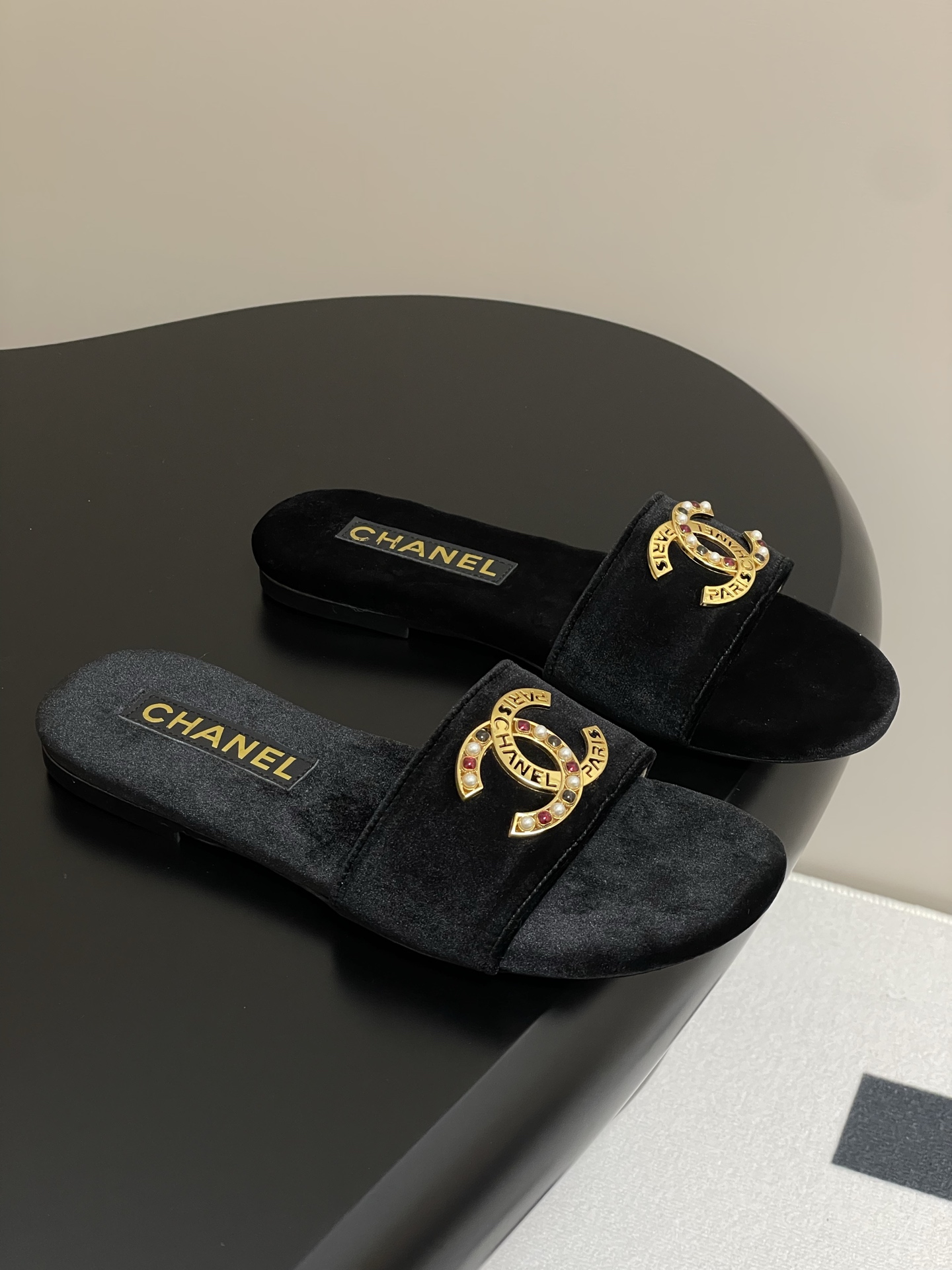 NO:233447,- 25Fw spring and summer new Chanel small perfume rhinestone double C-shaped slippers. A versatile sandals that are not worn out. A super classic one. It is casual and exquisite, and has a firm temperament. This year's beautiful spring and summer bonus treasure!  Velvet upper inner sheepskin inner high heel flat sole Italian leather outsole size 35-39 (40,41 custom made without return), slippers, chanel, slippers, sheepskin, Leather soles19860909- 25Fw春夏新款Chanel小香水钻双C一字拖鞋 穿不腻的百搭凉拖 超经典的一款 休闲中带着精致 气质拿捏稳妥 今年春夏绝美加分宝藏！ 鞋面天鹅绒 内里羊皮内里 高跟平底 鞋底意大利真皮大底 码数35-39（40,41定制不退换）,拖鞋,chanel,slippers,sheepskin,Leather soles,Women's Shoes