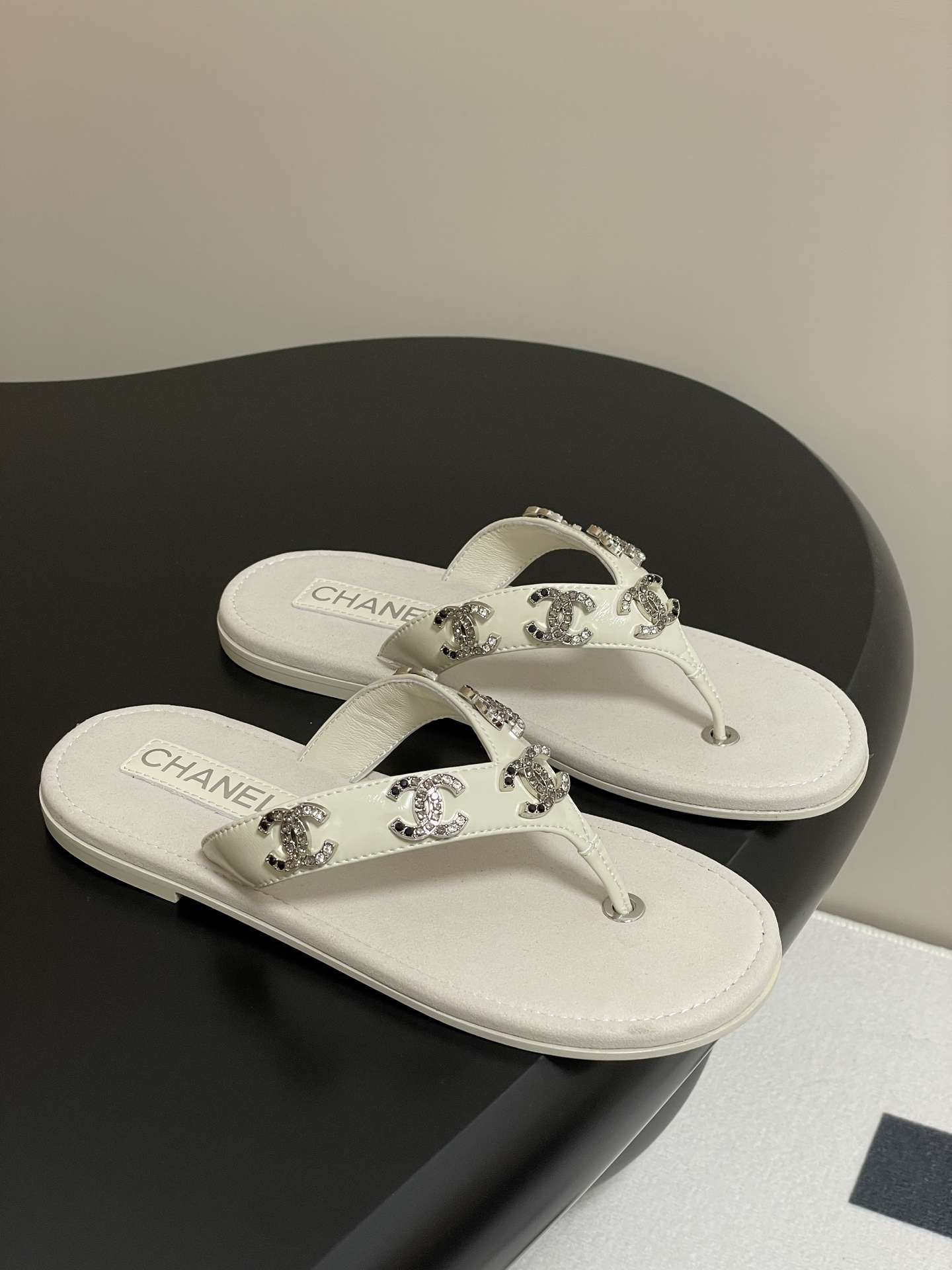 NO:233437,- Chanel 25P Xiaoxiang Double C Diamond C-C-Toe Slipper Jewelry Diamond Flip Flops Continue the hardware and metal decorative elements of the previous season. This design combines more outstanding and exaggerated accessories, but it is not too fancy at all. It can well balance the looseness of flip flops. This light yellow metal accessories completely different from the shoelaces are simply the romantic atmosphere of spring and summer. The combination of the two is just as appropriate compared to black, and it is also a very good color to match. It can make your outfit go to a higher level. The original cowhide with molded diamond buckle in the upper, the inner foot pad sheepskin, the sole of the sole of the Italian leather outsole, the size 35-39 (40.41 custom-made, non-return and exchange), split-toe shoes, chanel, slippers, cowhide, sheepskin, Leather soles19860909- Chanel 25P小香双C钻扣夹趾拖鞋珠宝钻扣人字拖鞋 延续上一季的五金金属装饰元素 这次设计结合了更出挑,更夸张的配件但它完全不会过于花哨 能很好的平衡掉人字拖的松垮感 这一款淡黄色 与鞋带上完全不同的金属配件简直是春夏的浪漫气息悄然袭来 两者之间结合的恰如其分比起黑色,也是很好搭配的颜色 它能让你的穿搭更上一层次 鞋面原版牛皮搭配开模钻扣 内里垫脚羊皮 鞋底意大利真皮大底 码数35-39（40.41定做不退换）,分趾鞋,chanel,slippers,cowhide,sheepskin,Leather soles,Women's Shoes
