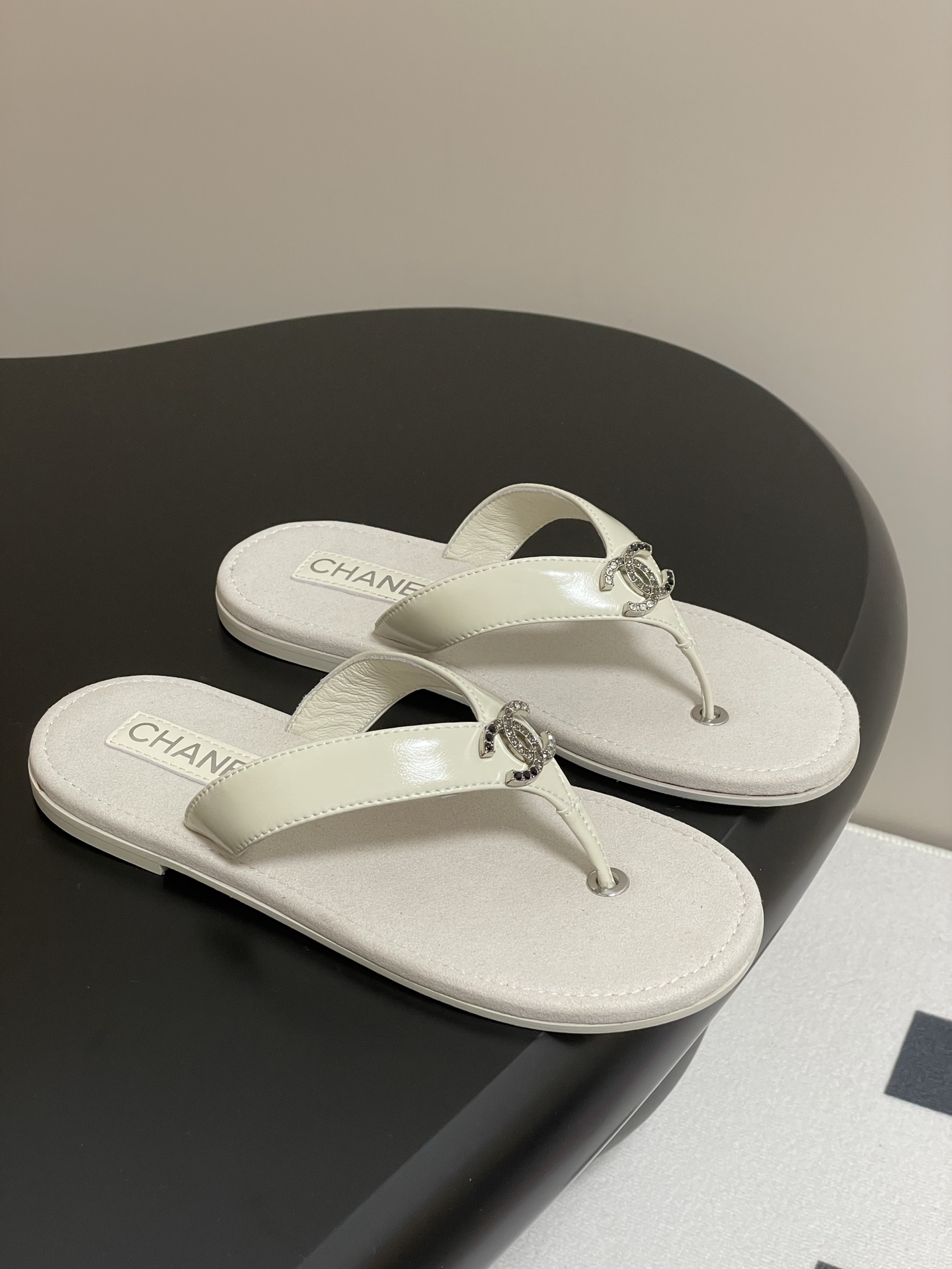 NO:233439,- Chanel 25P Xiaoxiang Double C Diamond C-C-Toe Slipper Dopamine Flip Flops Continue the hardware and metal decorative elements of the previous season. This design combines more outstanding and exaggerated accessories, but it is not too fancy at all. It can well balance the looseness of flip flops. This light yellow metal accessories completely different from the shoelaces are simply the romantic atmosphere of spring and summer. The combination of the two is just right compared to black, and it is also a very good color to match. It can make your outfit go to a higher level. The original cowhide with molded diamond buckle in the upper, the inner foot pad sheepskin, the sole of the sole of the Italian leather outsole, the size 35-39 (40.41 custom made without return and exchange), split-toe shoes, chanel, slippers, cowhide, sheepskin, Leather soles19860909- Chanel 25P小香双C钻扣夹趾拖鞋多巴胺人字拖鞋 延续上一季的五金金属装饰元素 这次设计结合了更出挑,更夸张的配件但它完全不会过于花哨 能很好的平衡掉人字拖的松垮感 这一款淡黄色 与鞋带上完全不同的金属配件简直是春夏的浪漫气息悄然袭来 两者之间结合的恰如其分比起黑色,也是很好搭配的颜色 它能让你的穿搭更上一层次 鞋面原版牛皮搭配开模钻扣 内里垫脚羊皮 鞋底意大利真皮大底 码数35-39（40.41定做不退换）,分趾鞋,chanel,slippers,cowhide,sheepskin,Leather soles,Women's Shoes