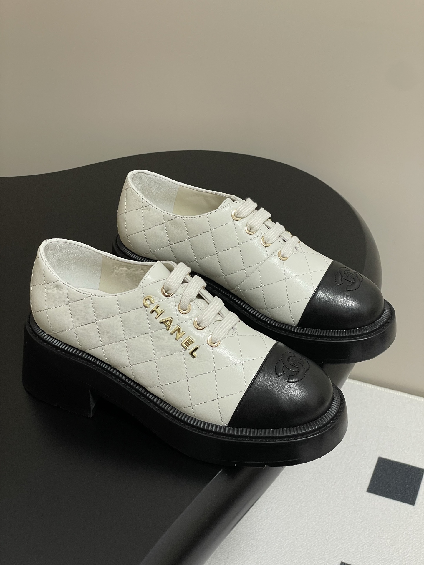 NO:226845,- 25K new Chanel Xiaoxiang double C diamond-shaped thick-soled loafer shoes with side letter buckle high heel lace-up shoes. Planting grass and wearing charming temperament girls!  Successful, lazy and casual, I bought the wrong sweet and cool style!  The large double C decorative upper looks very delicate, and it is really hit by every detail!  You will be a fragrant girl when you wear it!  Original lambskin upper, inner foot pad sheepskin, original open mold TPU outsole, heel height 4.5cm, size 35-39 (40 and 41 custom made without return or exchange), loafers, chanel, loafers, sheepskin19860909- 25K新款Chanel小香双C菱格厚底乐福鞋侧字母扣高跟系带单鞋 种草 上脚迷人气质女孩！干练又又慵懒随性 妥妥的甜酷风买错了！大双C装饰鞋面显得十分精致,真的是被每一个细节击中了！穿上你就是香香女孩！ 鞋面原版小羊皮 内里垫脚羊皮 鞋底原版开模TPU大底 跟高4.5cm 码数35-39（40、41定做不退换）,乐福鞋,chanel,loafers,sheepskin,Women's Shoes