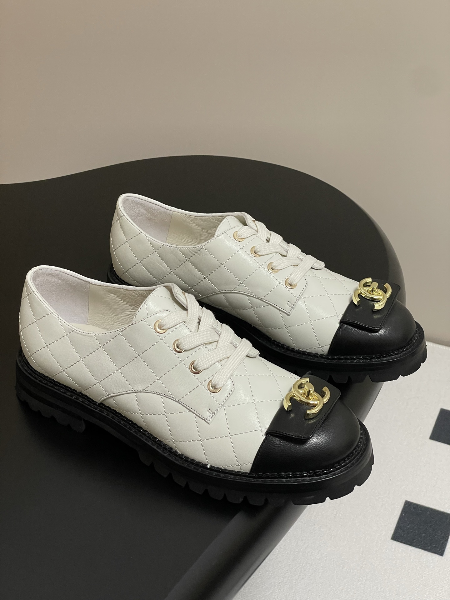 NO:226851,- 25K new Chanel Xiaoxiang double C-buckle diamond-shaped thick-soled loafers, plant grass, and have a charming temperament girl on her feet!  Successful, lazy and casual, I bought the wrong sweet and cool style!  The large double C decorative upper looks very delicate, and it is really hit by every detail!  You will be a fragrant girl when you wear it!  Original lambskin upper, inner foot pad sheepskin, original open molded sole, heel height 2.5cm, size 35-39 (40 and 41 custom made without return or exchange), loafers, chanel, loafers, sheepskin19860909- 25K新款Chanel小香双C扣菱格厚底乐福鞋 种草 上脚迷人气质女孩！干练又又慵懒随性 妥妥的甜酷风买错了！大双C装饰鞋面显得十分精致,真的是被每一个细节击中了！穿上你就是香香女孩！ 鞋面原版小羊皮 内里垫脚羊皮 鞋底原版开模大底 跟高2.5cm 码数35-39（40、41定做不退换）,乐福鞋,chanel,loafers,sheepskin,Women's Shoes