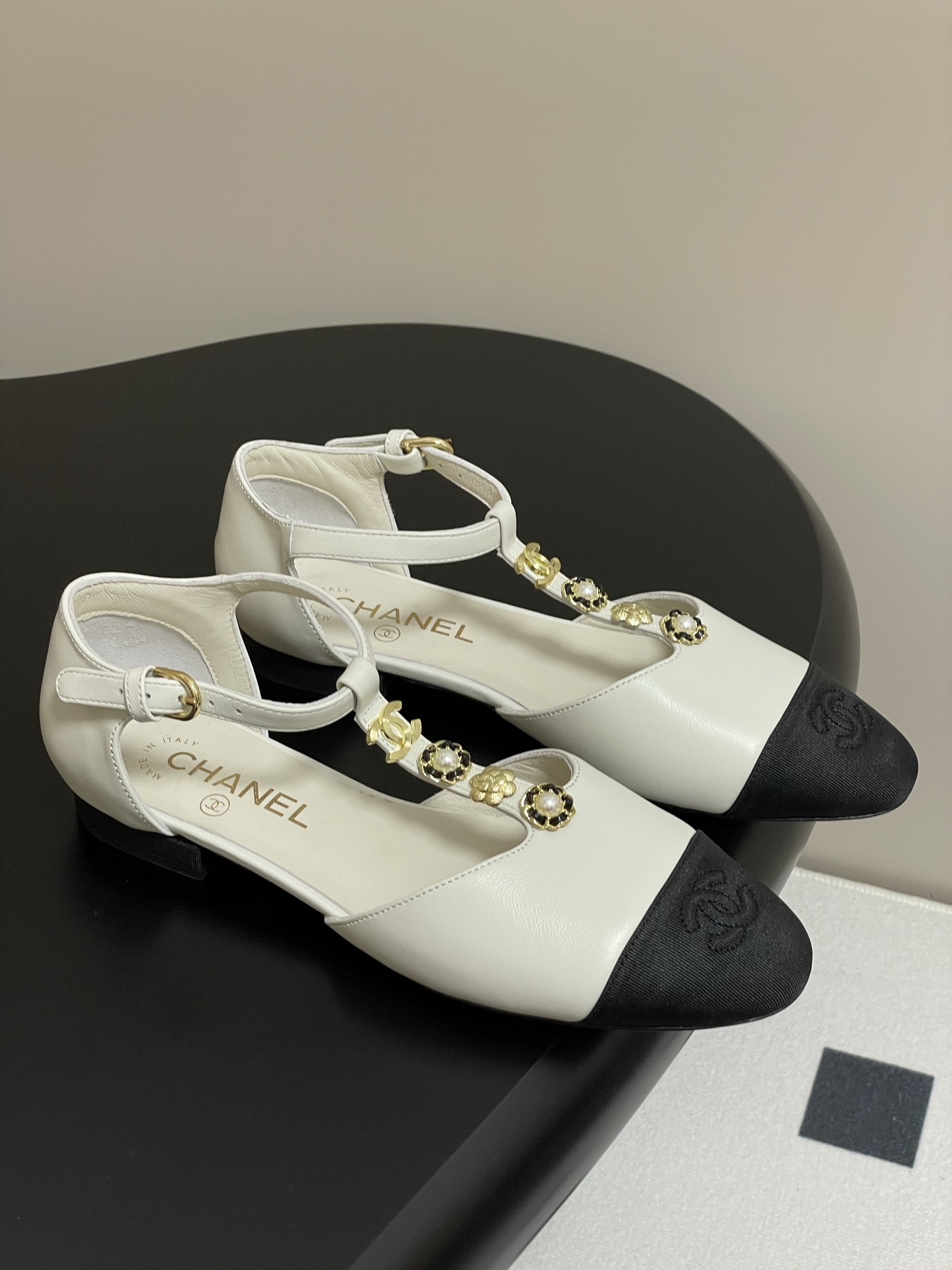 NO:226832,- 25S new Xiaoxiang Chanel jewelry double C-buckle T-band Mary Zhen single shoes, doll shoes design, so cute that it is a rich girl, and it feels like a retro and sweet, age-reducing!  Mary Jane’s unique noble texture can fully practice various combinations of beauty, with beauty and comfort coexisting. Who can not be moved?  The high-end simple style is not out of date when repeatedly wearing it, vividly interpreting the charm of the exclusive fragrance grandma and creating more possibilities!  Original mold opening hardware buckle, upper lambskin, inner foot pad sheepskin, sole, Italian leather outsole, size 35-39 (40,41 custom made without return), Mary Jane, Chanel, Mary jane, sheepskin, Leather soles19860909- 25S新款小香Chanel珠宝双C扣T字带玛丽珍单鞋 娃娃鞋设计 可爱到爆炸富家千金即视感 复古甜美减龄拿捏了！玛丽珍独有的高贵质感 可尽情实践关于美的各种搭配,美貌与舒适并存 试问谁能不心动呢？高级简约款反复穿也不过时 生动诠释专属香奶奶的魅力 塑造更多可能性！ 原版开模五金扣 鞋面小羊皮 内里垫脚羊皮 鞋底意大利真皮大底 码数35-39（40,41定做不退换）,玛丽珍,chanel,mary jane,sheepskin,Leather soles,Women's Shoes