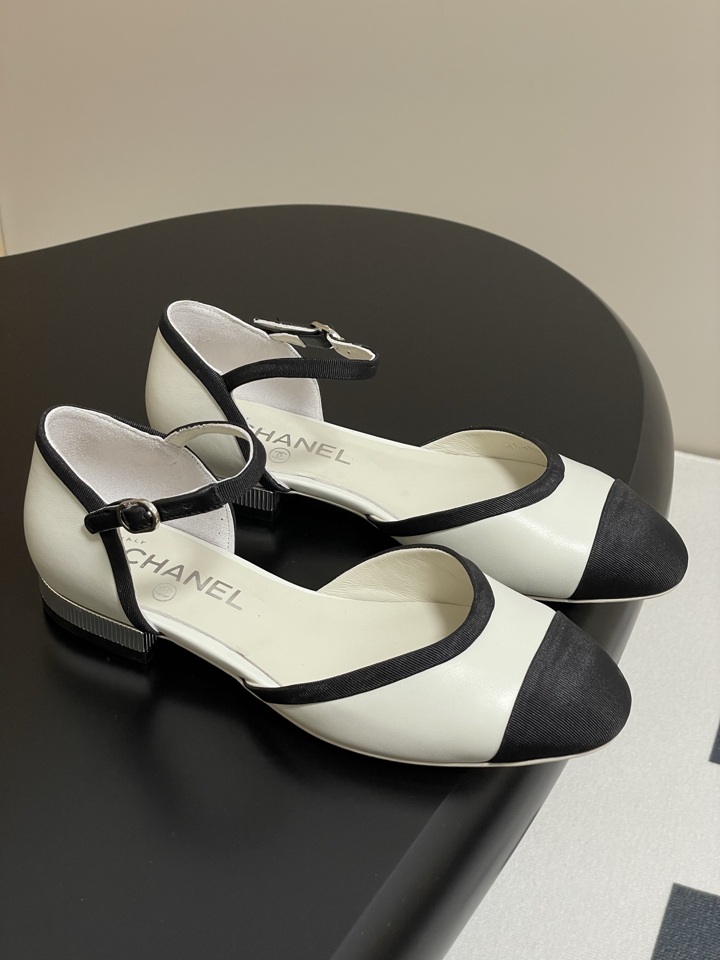 NO:226804,- 25P new Chanel Xiaoxiang hollow Mary Zhen single shoes, retro French elegance, full of high-end feeling. Grandma Xiang Xiaoxiang hollow Mary Zhen sandals, a pair of sandals that have been very popular recently!  The foot exposed design directly lengthens the legs!  A very white fairy style. It fully interprets French romance!  Soft and delicate, with 100% comfortable feet, beautiful and feminine, imported mixed-bred sheepskin upper, inner footbed sheepskin, Italian leather soles, size 35-41 (customized for 40 and 41, no return or exchange), Mary Jane, chanel, sandals, mary jane, sheepskin, Leather soles19860909- 25P新款Chanel小香中空玛丽珍单鞋 复古法式优雅感,高级感十足 香奶奶中空玛丽珍凉鞋,最近很火的一双凉鞋！露脚设计直接拉长腿型！很显白的神仙款型.完全诠释法式浪漫！柔软细腻,脚感舒适度百分百,美观的同时又超显女人味 鞋面进口混种羊皮 内里垫脚羊皮 鞋底意大利真皮大底 码数35-41（40、41定做不退换）,玛丽珍,chanel,sandals,mary jane,sheepskin,Leather soles,Women's Shoes