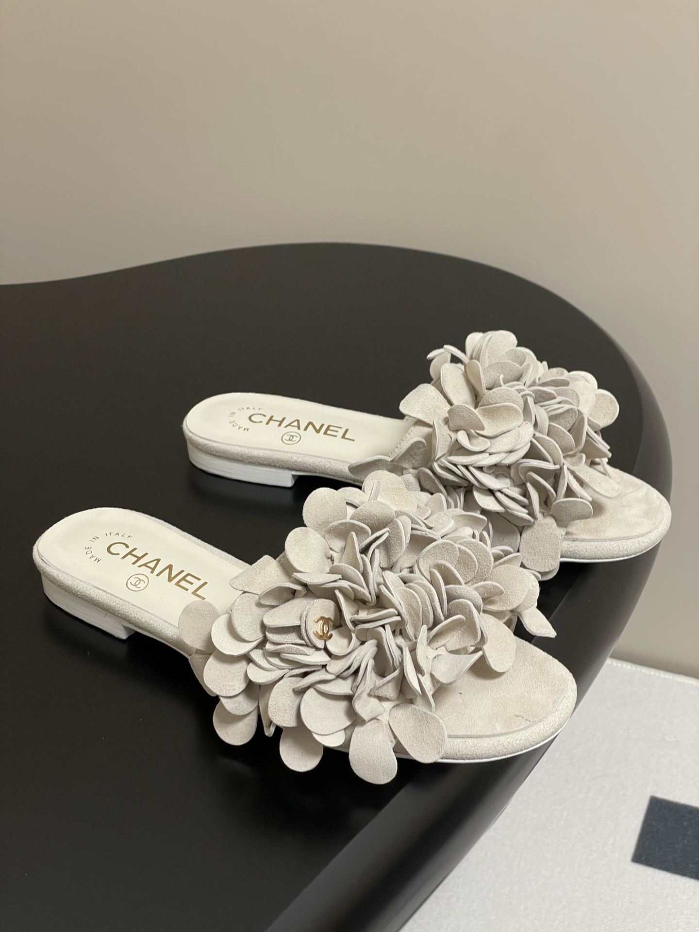 NO:226827,- High-end version 25ss Xiaoxiang Chanel early spring new style Flowers with diamonds Flowers Miller slippers Camellia high heel slippers Exquisite flowers Each flower has a small crystal flower core embellishment I would like to call it a starry hydrangea very unique and fairy The latest popular flower Miller slippers Fairy shoes that Xiangjia girls can't resist Miller shoes, just blindly put in, super soft lambskin does not have any scratch on their feet, practical and beautiful, this season Miller drag recommends anyone who wears a beautiful pair. Any combination is amazing. Beauty and comfort coexist. Just choose it~ Upper sheep pen/skin inner foot pad sheepskin high flat sole 1cm/scald heel 5cm sole Italian leather big sole  Size 35-41 (40, 41 custom made without return or exchange), slippers, chanel, chanel, slippers, sheepskin, sheep, Leather soles19860909-高版本 25ss小香Chanel早春新款 花朵带钻花卉蜜儿拖鞋山茶花高跟拖鞋 精致的花朵 每一朵都有小水晶花芯儿点缀 我愿叫它星星点点的绣球花 很别致很仙女 最新大爆款花卉蜜儿拖鞋 香家女孩无法抗拒的仙女鞋蜜儿鞋,颜色盲入就好,超柔软小羊皮上脚不存在磨脚,实用性颜值都具备了,这季蜜儿拖推荐入 谁穿谁美的一双 任意搭配都很绝 美感与舒适度并存 就选它～ 鞋面羊猄/羊皮 内里垫脚羊皮 跟高平底1cm/粗跟5cm 鞋底意大利真皮大底 码数35-41（40、41定制不退换）,拖鞋,chanel,chanel,slippers,sheepskin,sheep,Leather soles,Women's Shoes