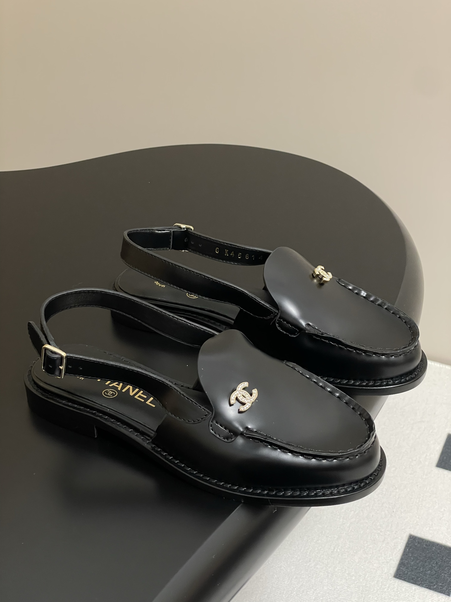 NO:226813,- 25P new Xiaoxiang Chanel Rhinestone double C buckle cover head exposed heel cooler texture full of texture. The double C logo is decorated with tiny diamonds. This pair of simple, exquisite, classic and versatile ~ It is very comfortable to wear on the feet. The light gold small logo is very delicate and has small diamonds on it. There are also a pair of C buckles on the tail of the shoe. The exposed heel rhinestone double C buckle black loafer sandals. I really love it! This pair of shoes is so versatile. Whether I wear shorts, jeans or wide-leg pants, they can match perfectly. They don’t pick pants at all. They are super comfortable to wear barefoot and will not scratch their feet at all. They are completely grown in my aesthetic sense. They are both beautiful and easy to wear. They are simply treasured items in the fashion industry! These shoes are really suitable for commuting. If you don’t pick the shape of your feet, you will feel confident and walk with wind! It’s so popular, and I feel that you can attend Paris Fashion Week in the next second!  Original custom-made open-edge beads, inner foot pad sheepskin, sole, Italian A-grade leather outsole, size 35-39 (40 and 41 custom made without return or exchange), sandals, chanel, loafers, sandals, shorts, jeans, sheepskin, Leather soles19860909- 25P新款小香Chanel 水钻双C扣包头露跟后空凉质感满满的后空凉鞋 双c Logo上点缀着细细小小的钻钻这双简约又精致经典百搭～上脚很舒服 浅金色小小logo很精致上面都是小钻钻 鞋尾也有双c 露跟水钻双C扣黑色乐福鞋凉拖,真的爱惨了! 这双鞋太百搭了,不管我穿短裤、牛仔裤还是阔腿裤,都能完美搭配,完全不挑裤子,而且光脚穿超舒服,一点都不会磨脚,完全长在我审美上了,又好看又好穿,简直是时尚界的宝藏单品! 这双鞋真的很适合通勤,不挑脚型,穿上它,感觉整个人都自信满满,走路都带风!风风火火的,感觉下一秒就能去参加巴黎时装周了呢! 鞋面原版定制开边珠 内里垫脚羊皮 鞋底意大利A级真皮大底 码数35-39（40、41定做不退换）,凉鞋,chanel,loafers,sandals,shorts,jeans,sheepskin,Leather soles,Women's Shoes