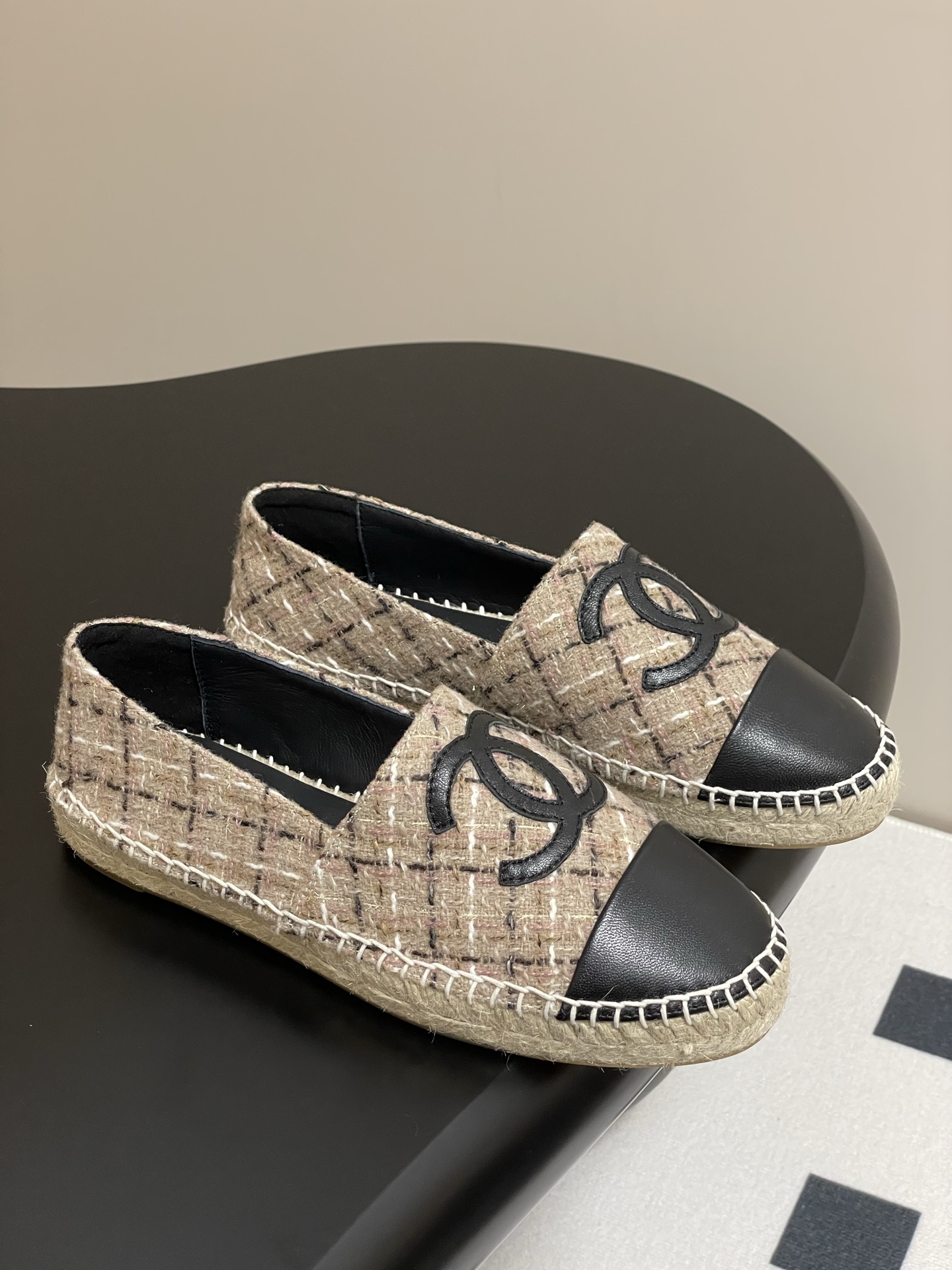 NO:226802,- Chanel Xiaoxiang Wannian Classic Espadrilles Fisherman's Shoes The best lazy shoes in history of Xiaoxiang Fisherman's Shoes!  New colors will be released every year ~ It will never get tired of wearing every year __ It will never be outdated every year ~ Simple, elegant, generous and full of high-end feeling!  To achieve the feeling of the foot, I have worked a lot on the last and made my feet look very thin and white~~ I am very unlucky when commuting and shopping, and I wear whatever I like, without fear of any dress code!  The most important thing is not to scratch your feet!  No pressure to go shopping!  So comfortable that I don't feel like I'm not wearing shoes!  Every color is super attractive!  Invincible beauty!  All seasons of the year!  Suitable for spring, summer, autumn and winter. Original custom tweed cloth, inner foot pad sheepskin, original sole glued translucent rubber, primary color lint sole, size 35-42 (40.41.42 custom made without return or exchange), fisherman's shoes, chanel, espadrilles, sheepskin19860909- Chanel 小香万年经典款Espadrilles渔夫鞋 小香渔夫鞋史上最好看的懒人鞋！每年都会出新颜色 ～年年穿不腻__年年永不会过时～简约优雅大方又满满高级感！为达到脚感在楦头上没少下功夫上脚非常显瘦又显白~~通勤逛街都非常不桃场合喜欢怎么穿就怎么穿,无惧任何着装要求！最重要不磨脚！逛街暴走无压力！舒适到感觉没穿鞋一样！每一个颜色都超耐看！无敌美！一年四季！春夏秋冬皆适宜 鞋面原版定制呢子布 内里垫脚羊皮 鞋底原版注胶半透明橡胶 原色麻底 码数35-42（40.41.42定做不退换）,渔夫鞋,chanel,espadrilles,sheepskin,Women's Shoes