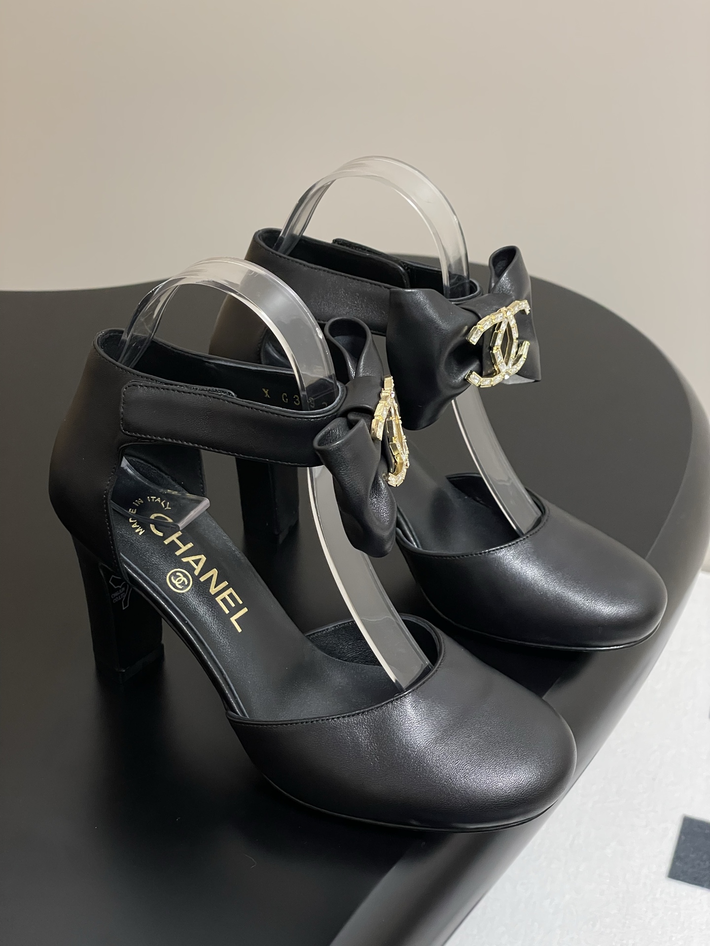 NO:226816,- 25s new Chanel Xiaoxiang Double C Rhinestone Buckle Bow Bow High Heel Single Shoes Hollow Fish Mouth Mary Zhen Sandals This velvet bow high heel sandals redefine the infinite charm of monochromatic tones. The upper is made of high-end velvet/Napa sheepskin material, with a subtle luster and a luxurious texture in a low-key manner. The fish mouth toe design cleverly reveals the soft lines of the toes, adding a touch of inadvertent temptation to the overall shape. The one-line ankle strap gently outlines the slender ankle, and the oversized bow serves as the finishing touch of the upper, decorated with dazzling rhinestone double C logo, instantly illuminating the overall shape. The height of the heel of about 8.5 cm allows the wearer to remain elegant and casual at any time. The genuine leather outsole highlights the brand's extraordinary requirements for quality. Whether it is to create daily or special style, it is ideal, and you can go to every corner of the world. Upper Sheepskin/Velvet  Inner footbed sheepskin sole Italian leather outsole size 8.5cm size 35-39 (34.40.41.42 custom made without return), high heels, chanel, sandals, mary jane, high heels, sheepskin, Leather soles19860909- 25s新款Chanel小香双C水钻扣包头蝴蝶结高跟单鞋中空鱼嘴玛丽珍凉鞋 这款丝绒蝴蝶结高跟凉鞋重新定义了单色调的无限魅力.鞋面采用了高级丝绒/纳帕羊皮材质,光泽微妙,低调中透露出奢华质感.鱼嘴鞋头设计巧妙露出脚趾柔美线条,为整体造型增添一抹不经意的诱惑.一字踝带轻轻勾勒出纤细脚踝,超大蝴蝶结作为鞋面的点睛之笔,饰以璀璨夺目的水钻双C logo,瞬间点亮整体造型.约8.5厘米的后跟高度让穿着者任何时刻保持优雅随性,真皮外底彰显品牌对品质的非凡要求.无论是打造日常造型或特别造型,它都是理想之选,随你走遍世界每一个角落 鞋面羊皮/丝绒 内里垫脚羊皮 鞋底意大利真皮大底 码数8.5cm 码数35-39（34.40.41.42定做不退换）,高跟鞋,chanel,sandals,mary jane,high heels,sheepskin,Leather soles,Women's Shoes