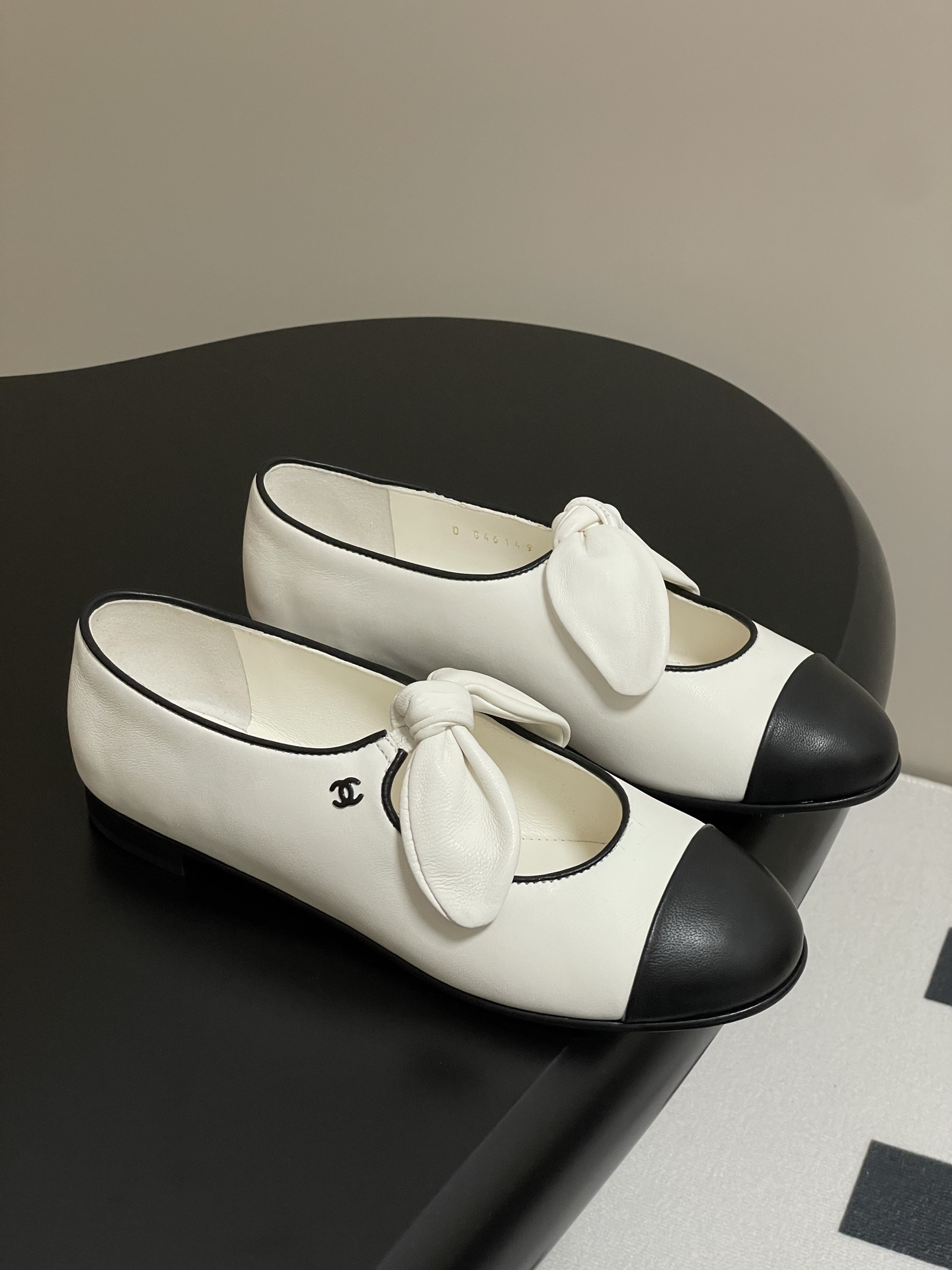 NO:226821,- Purchase quality 25C early spring new Chanel color-blocked bow Mary Jane ballet shoes super hot rabbit ears single shoes Xiaoxiang C home super sexy pair of flat shoes. Single wear with small socks are very outstanding. The most beautiful Mary Jane shoes of the year are paired with playful bows. The cute and playful look is just right. They bring the feeling of a rich daughter. The black and white round head and cute little ears are so cute!  Customized soft and delicate lambskin with inner foot padded sheepskin sole imported from Italy A-grade leather outsole size 35-39 (40.41 custom made without return or exchange), ballet shoes, chanel, chanel, mary jane, sheepskin, Leather soles, socks19860909-代购品质 25C早春新款Chanel小香拼色蝴蝶结玛丽珍芭蕾舞鞋超火兔耳朵单鞋 小香C家超级性感的一双平底小单鞋 单穿配个小袜子都非常出彩 本年度最美玛丽珍鞋搭配俏皮蝴蝶结 将可爱俏皮拿捏得恰到好处 自带富家千金的感觉 黑白圆圆头配上萌萌小耳朵太可爱啦！ 鞋面定制柔软细腻小羊皮 内里垫脚绵羊皮 鞋底意大利进口A级真皮大底 码数35-39（40.41定做不退换）,芭蕾舞鞋,chanel,chanel,mary jane,sheepskin,Leather soles,socks,Women's Shoes