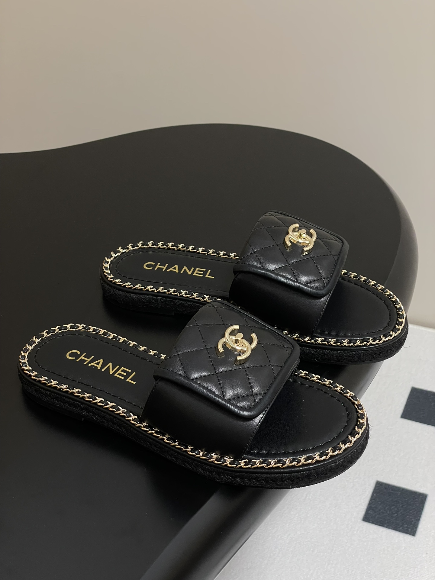 NO:226811,- 25Fw spring and summer new Chanel small fragrance chain ring edge diamond double C-button school bag buckle sandals Xiangjia’s iconic leather-wearing chain design is used on the edge of the foot pad, with classic diamond elements covering the upper foot pad!  Extremely exquisite and literary, it is difficult to find the reason for not loving it. Walk easily in commuting and casual occasions and be a casual and elegant woman~ Velvet and sheepskin upper, inner sheepskin inner sole original rubber outsole size 35-39 (40, 41 custom made without return), slippers, chanel, chanel, slippers, sheepskin19860909- 25Fw春夏新款Chanel小香链条圈边菱格双C扣书包扣凉拖鞋 香家标志性的穿皮链条设计应用在垫脚圈边,配上经典菱格元素覆盖鞋面 垫脚！格外精致又文艺,很难找出不爱的理由.轻松游走于通勤和休闲场合 做个漫不经心的时髦优雅女子～ 鞋面丝绒、羊皮 内里羊皮内里 鞋底原版橡胶大底 码数35-39（40,41定制不退换）,拖鞋,chanel,chanel,slippers,sheepskin,Women's Shoes