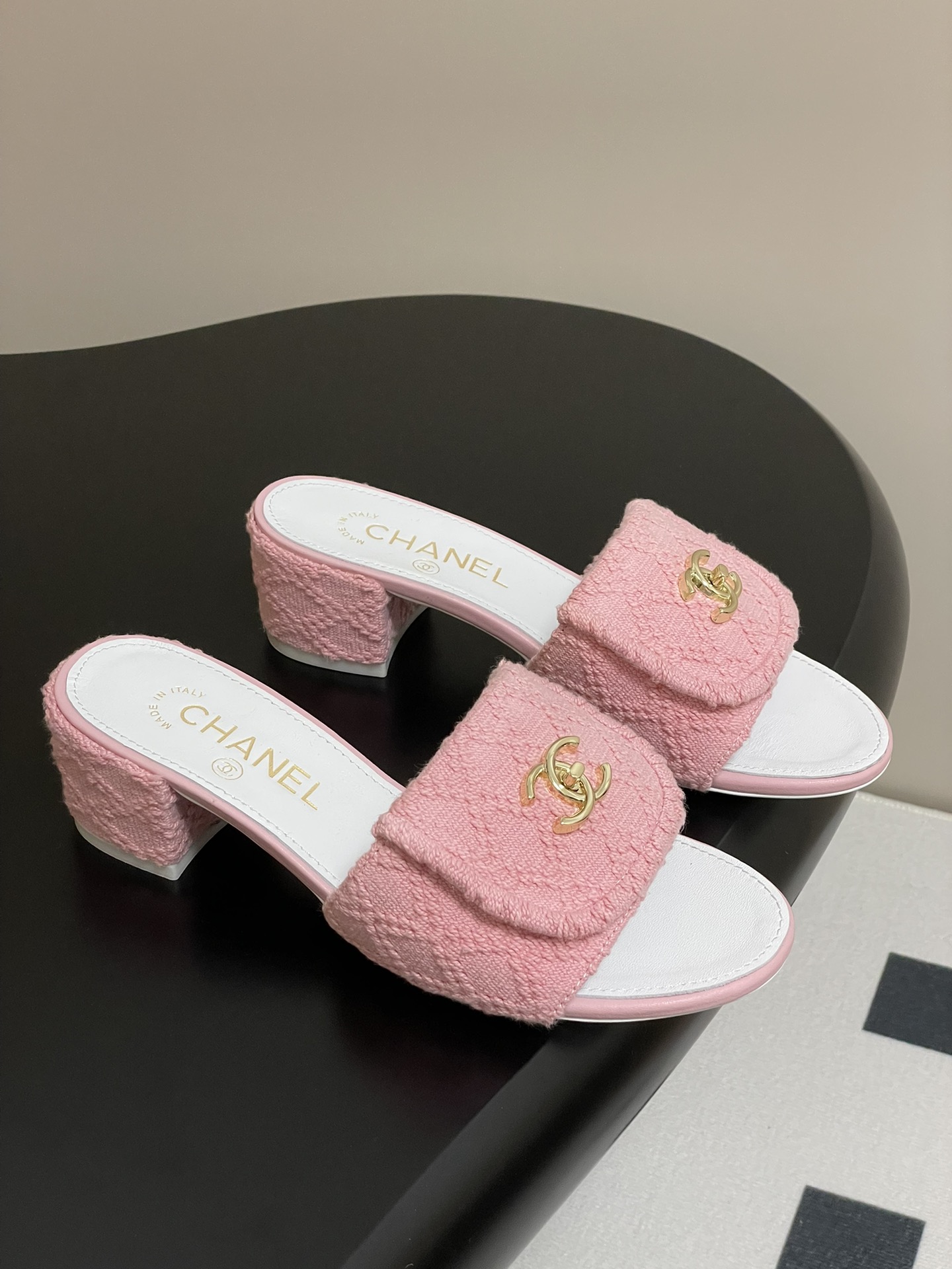 NO:226806,- 25Fw spring and summer new Chanel Xiaoxiang classic renovated schoolbag buckle nibu slippers. A versatile sandals that are not worn out. A super classic one. It is exquisite in casualness and has a firm temperament. This year's beautiful spring and summer bonus treasure!  Customized upper fabric inner foot pad sheepskin high heel flat/thick heel 5cm sole Italian leather outsole size 35-39 (40,41 custom made without return), slippers, chanel, slippers, sheepskin, Leather soles19860909- 25Fw春夏新款Chanel小香经典翻改书包扣尼布一字拖鞋 穿不腻的百搭凉拖 超经典的一款 休闲中带着精致 气质拿捏稳妥 今年春夏绝美加分宝藏！ 鞋面定制布料 内里垫脚羊皮 高跟平底/粗跟5cm 鞋底意大利真皮大底 码数35-39（40,41定制不退换）,拖鞋,chanel,slippers,sheepskin,Leather soles,Women's Shoes