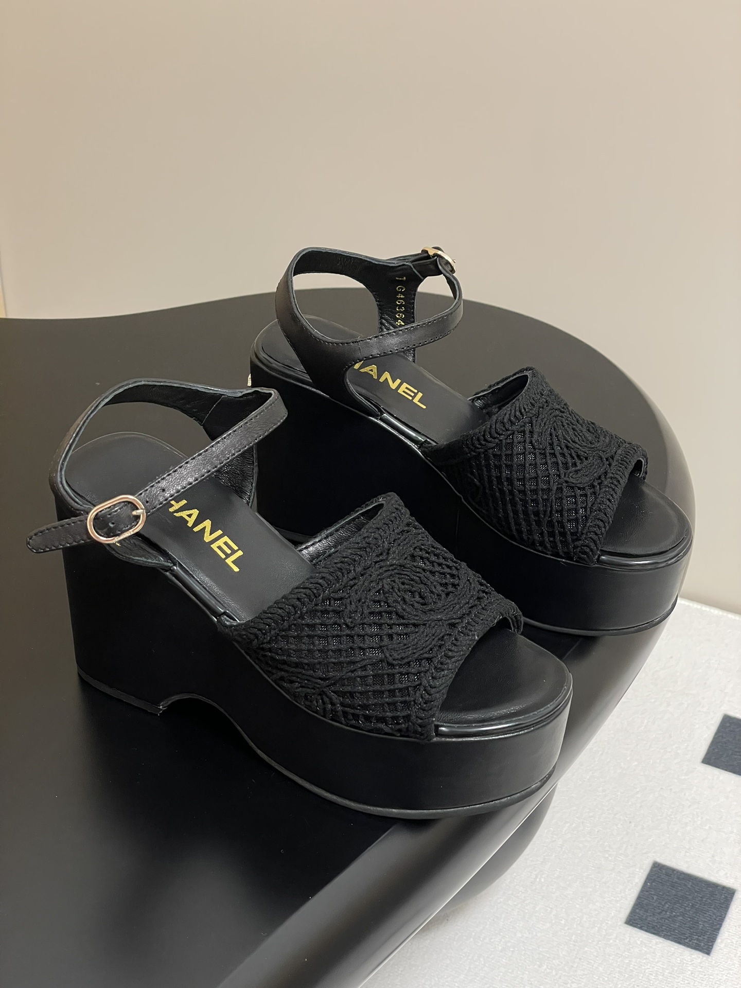 NO:226803,- 25Ss Spring and Summer New Chanel Small Heel Heel Sandal Double C Braided Hollow Waterproof Platform Fish Mouth High Heel Sandal This is super suitable for babies who want to show their high legs and thin legs. It is a blatant trick to become supermodel legs in seconds. This summer must be arranged!  Custom-made braided inner foot pad sheepskin heel high waterproof platform 4.5cm heel 10cm size 35-39 (40, 41 custom made without return or exchange), sandals, chanel, sandals, sheepskin19860909- 25Ss春夏新款Chanel小香坡跟厚底凉鞋双C编织镂空防水台鱼嘴高跟凉鞋 这款超适合想要显高腿细的宝宝,是明目张胆的小心机 秒变超模腿这个夏天一定要安排上！ 鞋面定制编织 内里垫脚羊皮 跟高防水台4.5cm后跟10cm 码数35-39（40、41定做不退换）,凉鞋,chanel,sandals,sheepskin,Women's Shoes