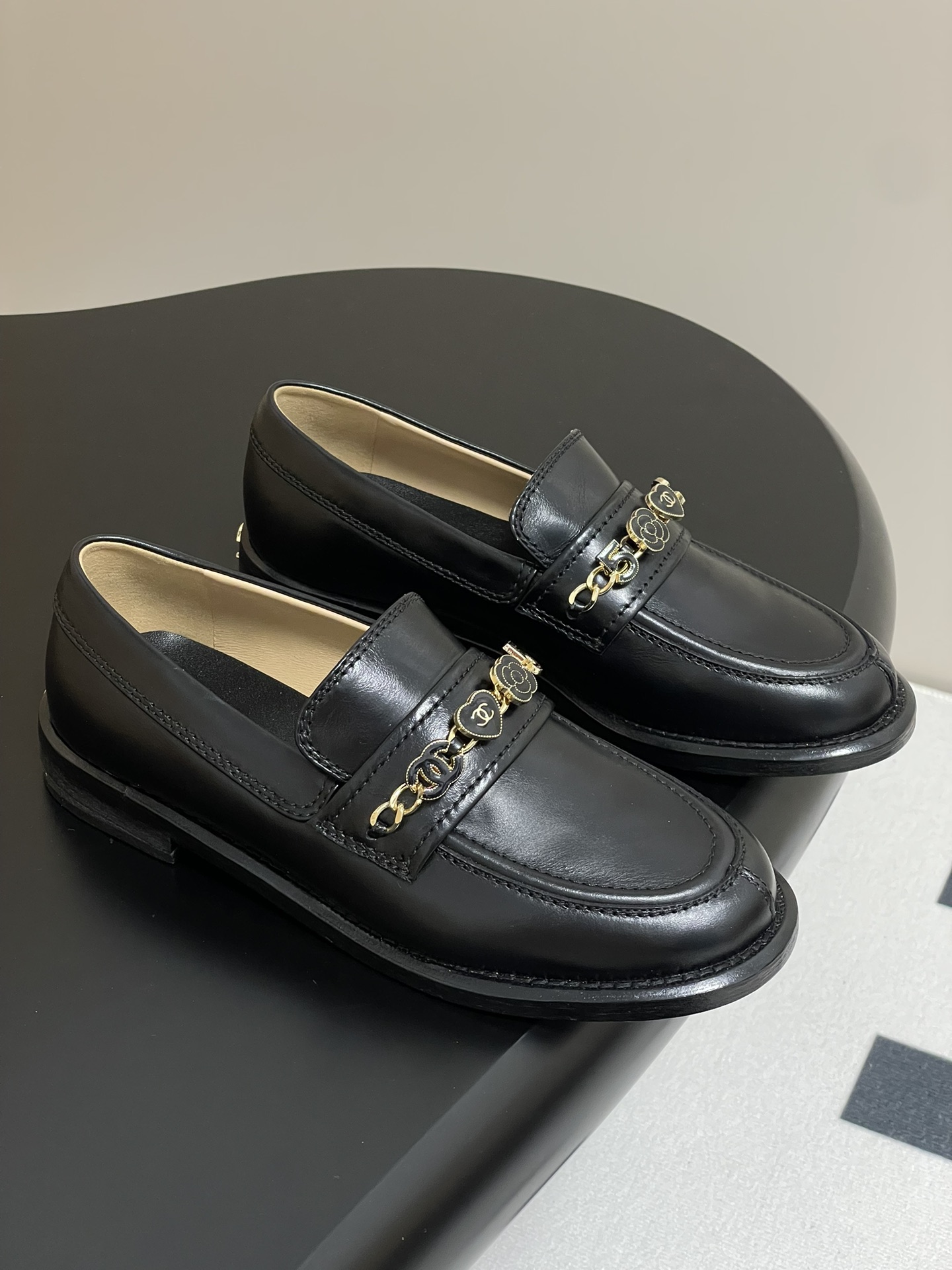 NO:226796,- 25FW new Chanel small incense badge loafers planting grass and wearing charming temperament girls!  Successful, lazy and casual, I bought the wrong sweet and cool style!  (Double C Love Camellia Letters) The badge elements look very exquisite, and they are really hit by every detail!  You will be a fragrant girl when you wear it!  Customized oil wax calfskin inner foot pad lambskin sole Italian double-layer genuine leather sole size 35-39 (40 custom made without return), loafers, chanel, loafers, cowhide, sheepskin19860909- 25FW新款Chanel小香徽章乐福鞋 种草 上脚迷人气质女孩！干练又又慵懒随性 妥妥的甜酷风买错了！（双C 爱心 山茶花 字母）徽章元素显得十分精致,真的是被每一个细节击中了！穿上你就是香香女孩！ 鞋面定制油蜡小牛皮 内里垫脚小羊皮 鞋底意大利双层真皮鞋底 码数35-39（40定制不退换）,乐福鞋,chanel,loafers,cowhide,sheepskin,Women's Shoes