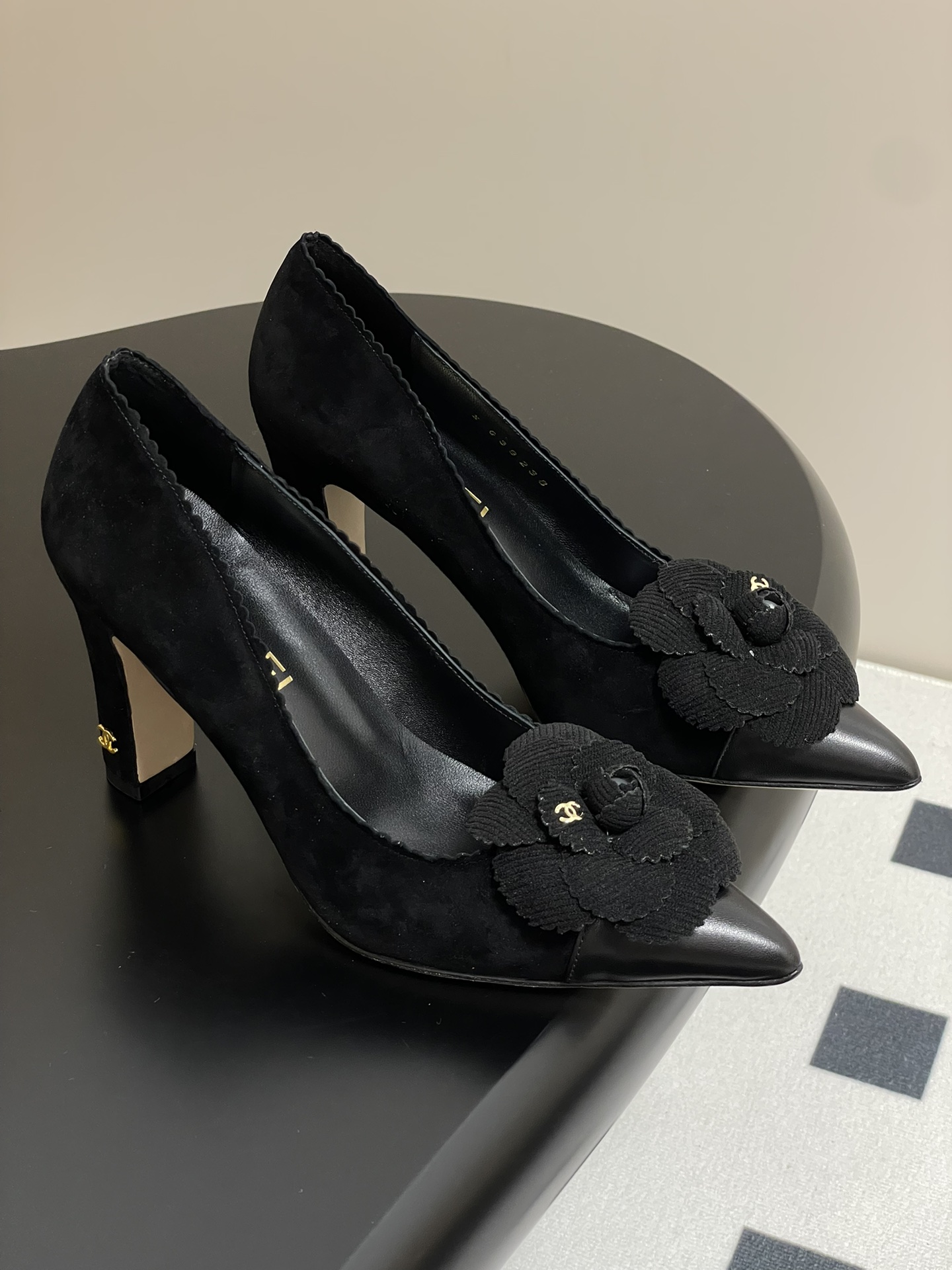 NO:226800,- 25C new Chanel Xiaoxiang classic camellia pointed high heels flat shoes, interpreting unique charm with extraordinary posture!  The upper sheep skin has a delicate touch. The toe is outlined with long pointed lines, adding an indescribable sense of sexiness. A black sheepskin is cleverly spliced ​​together, and the camellia decoration is vividly displayed on it, forming a unique visual enjoyment!  8.5 cm high heels declare confidence and independence, and the leather bottom interprets the true meaning of quality!  Whether it is to create daily or special style, it is ideal, and you can go to every corner of the world. Upper sheep pendant cowhide, inner foot pad sheepskin, sole Italian leather outsole, heel height 1.5cm/3.5cm/8.5cm, size 35-39 (34.40.41 custom made without return), single shoes, chanel, high heels, cowhide, sheepskin, sheep, Leather soles19860909- 25C新款Chanel小香经典山茶花尖头高跟鞋平底单鞋 以非凡之姿,诠释独特魅力！鞋面羊猄皮触感细腻.鞋头以尖长线条勾勒,更添一抹不可言喻的性感,巧妙地拼接一抹黑色羊皮,山茶花装饰跃然其上,形成独特视觉享受！8.5厘米高跟宣告自信与独立,真皮大底诠释品质真谛！无论是打造日常造型或特别造型,它都是理想之选,随你走遍世界每一个角落. 鞋面羊猄拼接牛皮 内里垫脚羊皮 鞋底意大利真皮大底 跟高1.5cm/3.5cm/8.5cm 码数35-39（34.40.41定做不退换）,单鞋,chanel,high heels,cowhide,sheepskin,sheep,Leather soles,Women's Shoes