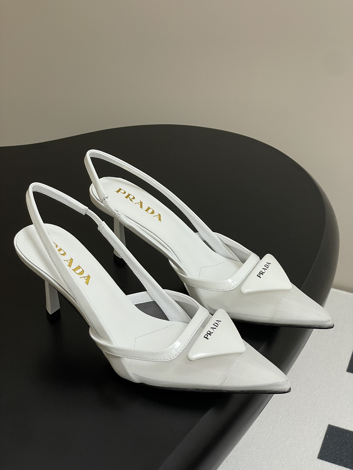 NO:226783,- 2025's hottest mesh series Prada classic triangular buckle pointed toe stiletto heels mesh back strap high heels beautiful pointed toe shoes The long-lost minimalist beauty in the fashion industry Classic fashion color scheme effortless elegance coming Fashion exquisite beauty Stylish and exquisite Beautiful Baotou pointed toe Wear fashionable and elegant style, simple new daily slippers, beautiful and high-end slippers, this style is super good on the feet and can lengthen the legs. This triangle high heel presents a soft silhouette, elegant contemporary details show vitality. The pointed heel design, paired with geometric heels and leather triangle logo, light and thin filling to create a three-dimensional effect, highlighting the modern atmosphere. The original custom mesh spliced ​​open-edge beaded cowhide, inner foot padded sheepskin heel height 7.5cm sole Italian leather big sole  Number of codes 35-39 (34, 40, 41 custom made without return or exchange), sandals, prada, prada, sandals, high heels, slippers, cowhide, sheepskin, Leather soles19860909- 2025最火网纱系列Prada普拉达经典款三角标扣尖头细高跟后空凉鞋网眼后饰带高跟鞋 绝美尖头跟鞋 时尚界久违的极简之美 经典时尚配色 毫不费力的优雅风来袭 时髦 精致 绝美 包头尖头 外穿时尚气质简约新款日常拖鞋美出高级感拖鞋这款上脚超好而且可以拉长腿型. 这款三角标高跟鞋呈现柔美廓形,优雅的当代风格细节尽显活力.尖头露跟设计,搭配几何形鞋跟和皮革三角形徽标,轻薄填充塑造三维效果,彰显摩登气息. 鞋面原版定制网纱拼接开边珠牛皮 内里垫脚羊皮 跟高7.5cm 鞋底意大利真皮大底 码数35-39（34、40、41定做不退换）,凉鞋,prada,prada,sandals,high heels,slippers,cowhide,sheepskin,Leather soles,Women's Shoes