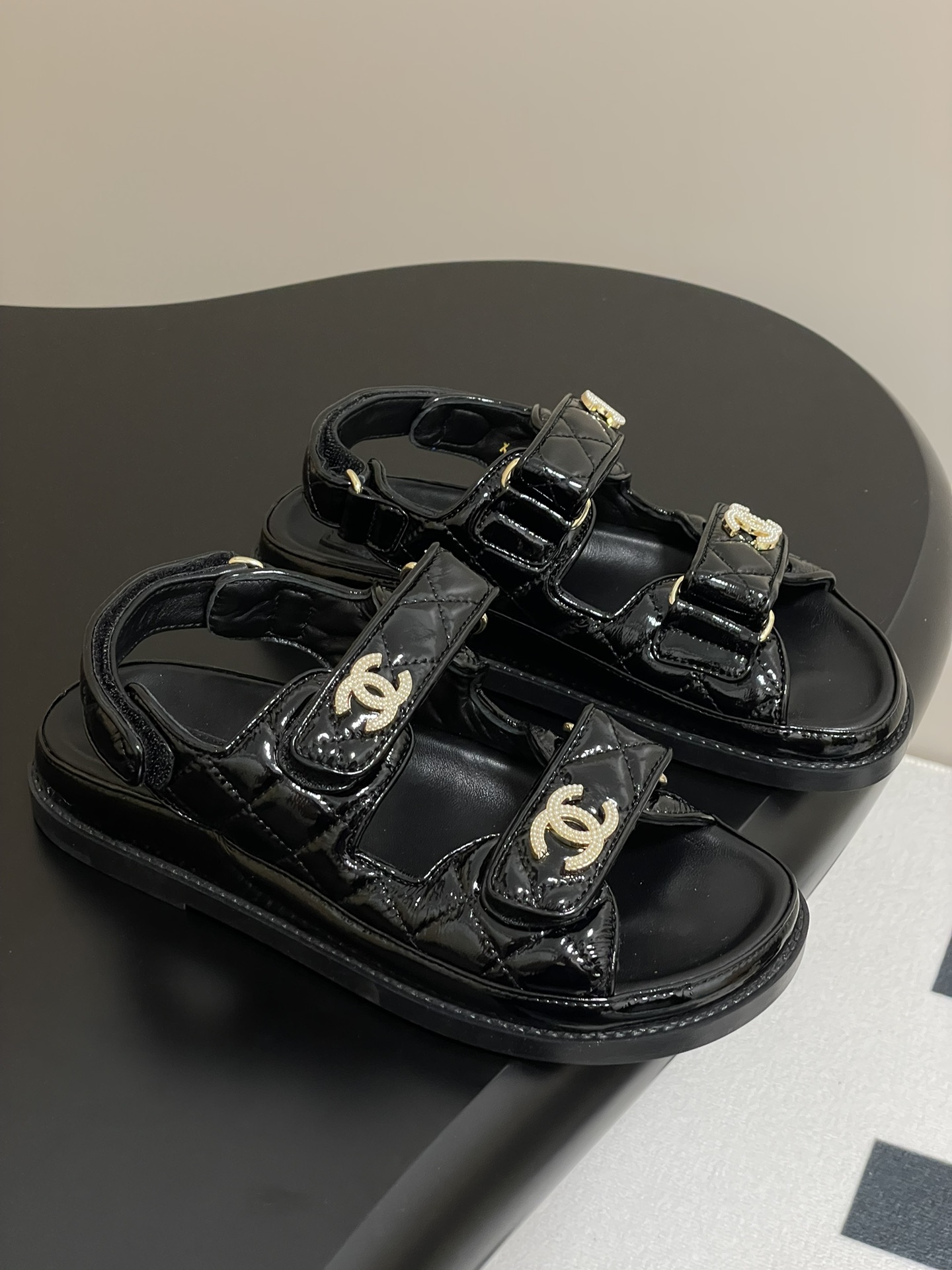 NO:226789,- 25Ss Spring and Summer New Chanel Little Flavor Velcro Classic Rhombus Leather Hardware Rhinestone Buckle Beach Sandals Summer Dopamine Mixed Style items continue to highlight the brand's design philosophy. This pair of sandals draws rich inspiration from the sports world, adopts thick soles and magic tape designs to highlight a unique personality style. Upper, ox patent leather, inner footbed sheepskin, soles Italian leather outsole, size 35-39 (40, 41 customized), slippers, chanel, sandals, slippers, sheepskin, Leather soles19860909- 25Ss春夏新款Chanel小香魔术贴经典菱格皮面五金水钻扣沙滩凉拖鞋 夏日多巴胺混搭风格的单品继续彰显品牌的设计理念.这双凉鞋从体育界汲取丰富灵感,采用厚底和魔术粘带设计,彰显别具一格的个性风范. 鞋面牛漆皮 内里垫脚羊皮 鞋底意大利真皮大底 码数35-39（40,41定制）,拖鞋凉鞋,chanel,sandals,slippers,sheepskin,Leather soles,Women's Shoes