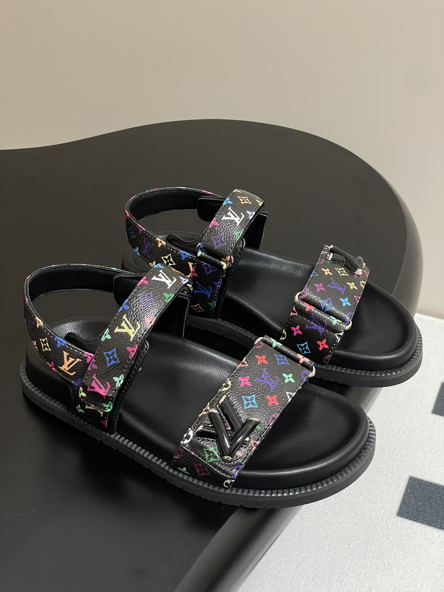 NO:226769,- LV Murakami Takashi jointly BOM DIA COMFORT series Tricolor Velcro flat sandals LV X TM LV SUNSET COMFORT flat sandals This LV Sunset Comfort flat sandals interprets the fun style of Louis Vuitton x Murakami Takashi replica series with fresh strokes. Monogram coated canvas laces show the artist's iconic Cherry Blossom pattern and patches, tough insoles and light mini outsoles perfectly elegant design. Custom upper leather material, inner foot pad soft sheepskin sole original open mold rubber outsole, sole thickness 3CM Size: 35-39 (40.41 custom made without return), slipper sandals, louis vuitton, louis  vuitton, sandals, slippers, sheepskin19860909- LV村上隆联名 BOM DIA COMFORT系列 三彩魔术贴平底凉拖鞋 LV X TM LV SUNSET COMFORT 平底凉拖 本款LV Sunset Comfort平底凉拖以清新笔触演绎路易威登x村上隆复刻系列的玩趣格调.Monogram涂层帆布鞋带铺陈艺术家标志性的 Cherry Blossom图案和贴饰,韧性鞋垫与轻盈微型外底完善闲雅设计. 鞋面定制皮料 内里垫脚柔软羊皮 鞋底原版开模橡胶大底 底厚3CM 码数: 35-39（40.41定做不退换）,拖鞋凉鞋,louis vuitton,louis vuitton,sandals,slippers,sheepskin,Women's Shoes