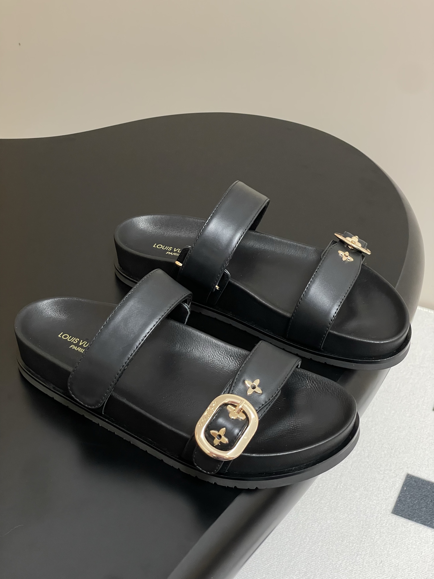 NO:226779,- Top quality Louis Vuitton Lv classic Velcro sandals. Leather renders refreshing colors, extending the bright atmosphere to an anti-slip rubber outsole. One shoelace is adjusted by Velcro, and the other is equipped with brand logo inscription buckle. Upper sheep leather inner foot pad sheepskin sole original open mold rubber outsole size 35-39 (40, 41, 42 custom made without return or exchange), slippers, louis vuitton, louis vuitton, louis vuitton, slippers, sheepskin, sheep19860909-顶级品质 Louis Vuitton 路易威登Lv经典款魔术贴凉拖鞋 用皮革渲染清爽色彩,将明快氛围延续至防滑橡胶外底.一条鞋带通过魔术贴调节,另一条配有品牌标识铭纹搭扣 鞋面羊猄皮 内里垫脚羊皮 鞋底原版开模橡胶大底 码数35-39（40、41、42定做不退换）,拖鞋,louis vuitton,louis vuitton,louis vuitton,slippers,sheepskin,sheep,Women's Shoes