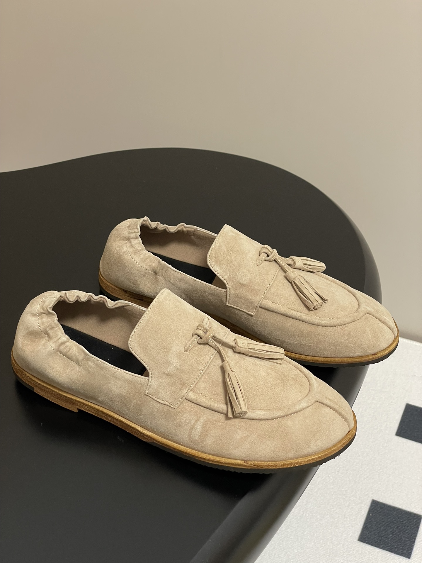 NO:259057,- The row 25s early spring new neutral retro simple one-foot loafers tassel elastic grandma shoes single shoes. The round toe design ensures comfort for long-term wear. Whether it is matched with casual wear or formal occasions, it can add a touch of elegance and chic to your look. The tassel pendant embellishment design on the upper has a unique charm and brings you a fashionable sweetness. Whether it is walking or partying, it is your perfect partner. The upper imported delicate sheep tiles, imported suede, soles, Italian leather outsole combination, non-slip rubber sole, size 35-40 (40 custom made, no return or exchange), loafers, loafers, sheep, Leather soles19860909- The row 25s早春新品中性复古简约一脚蹬乐福鞋流苏后松紧奶奶鞋单鞋 圆头设计确保长时间穿着的舒适性,无论是搭配休闲装还是正式场合,它都能为你的造型增添一丝优雅与别致.鞋面流苏吊坠点缀设计别有一番韵味,为你带来时尚的甜美感.无论是步行还是聚会,它都是你的完美搭档. 鞋面进口细腻羊猄 内里进口绒面 鞋底意大利真皮大底组合防滑橡胶底 码数35-40（40定做不退换）,乐福鞋,loafers,sheep,Leather soles,Women's Shoes