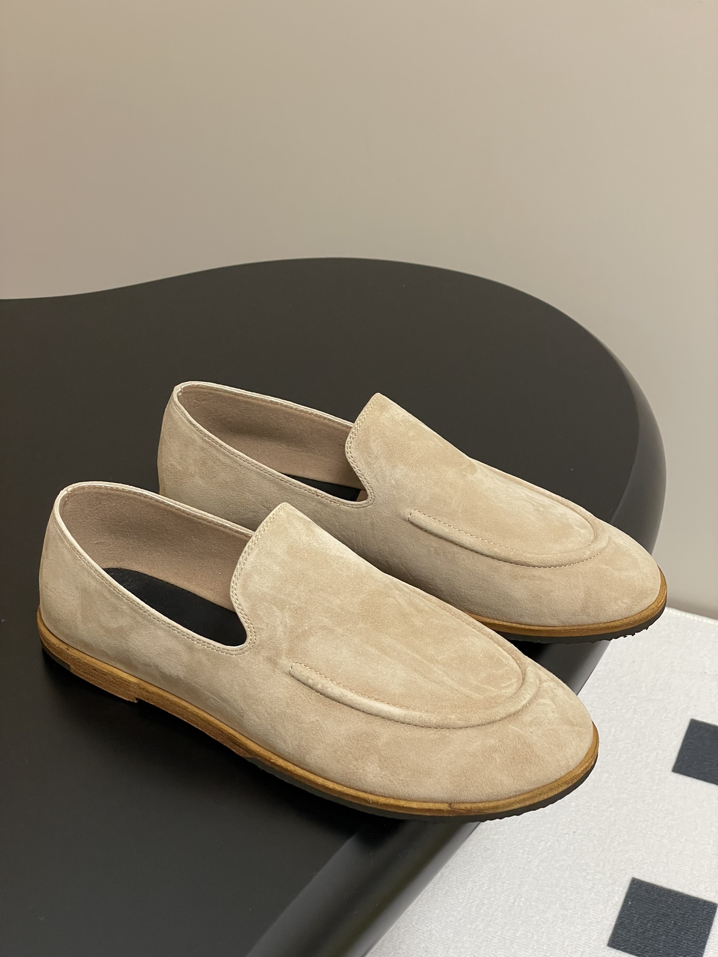 NO:259055,- The row 25s early spring new neutral retro simple one-shoe loafers flat grandma shoes single shoes. The round toe design ensures comfort for long-term wear. Whether it is matched with casual wear or formal occasions, it can add a touch of elegance and chic to your look. Whether it is walking or partying, it is your perfect partner. The upper imported delicate sheep tiles, imported suede, soles, Italian leather outsole combination, non-slip rubber sole, size 35-40 (40 custom made, no return or exchange), high heels, loafers, high heels, sheep, Leather soles19860909- The row 25s早春新品中性复古简约一脚蹬乐福鞋平底奶奶鞋单鞋 圆头设计确保长时间穿着的舒适性,无论是搭配休闲装还是正式场合,它都能为你的造型增添一丝优雅与别致.无论是步行还是聚会,它都是你的完美搭档. 鞋面进口细腻羊猄 内里进口绒面 鞋底意大利真皮大底组合防滑橡胶底 码数35-40（40定做不退换）,高跟鞋,loafers,high heels,sheep,Leather soles,Women's Shoes