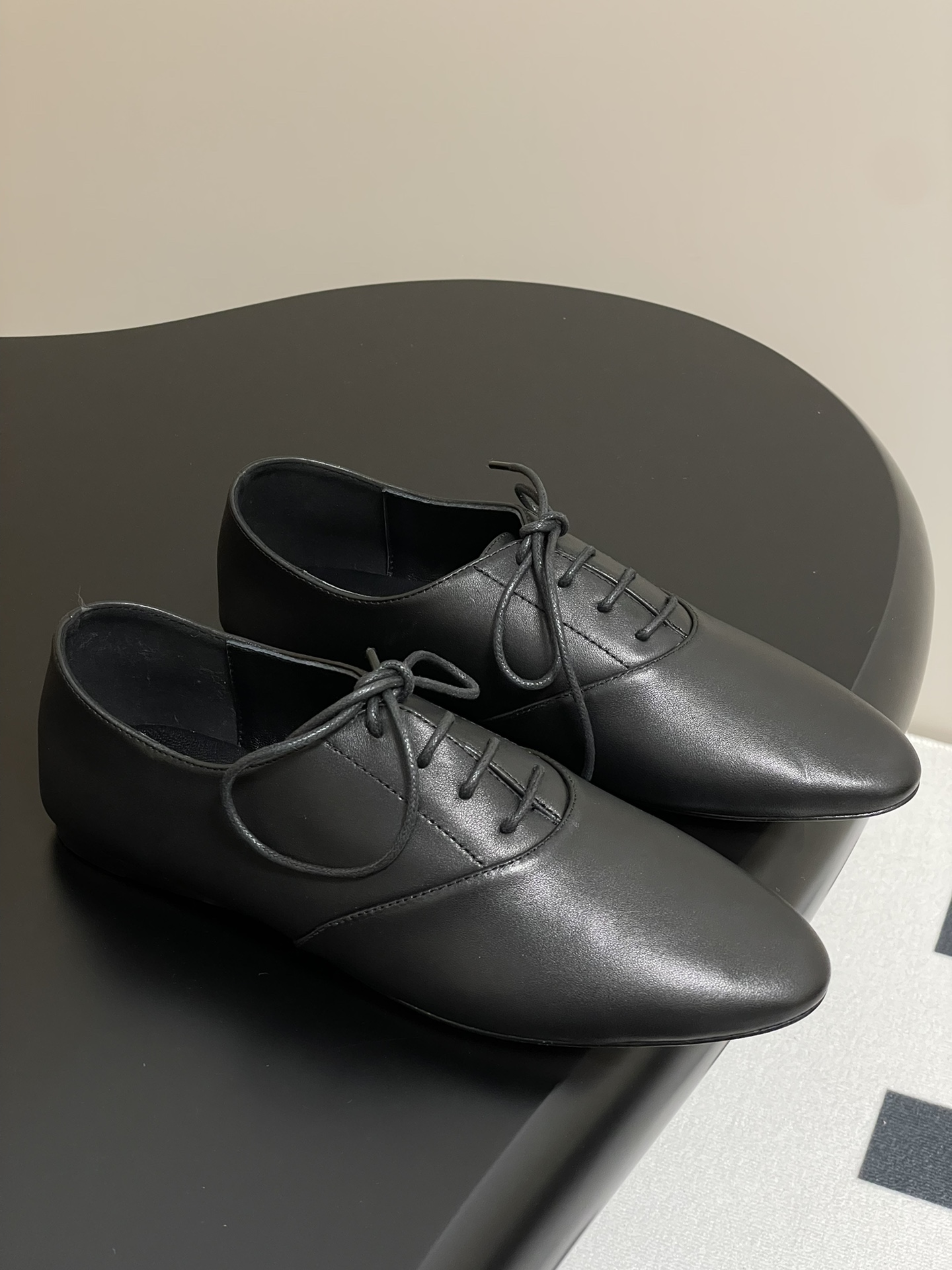 NO:259069,- The Row 25s early spring new lace-up loafers horsehair/sheepskin flat single shoes Mary Jane small leather shoes Very comfortable flat shoes, minimalist design concept, slim-fitting and practicality coexisting. Upper mixed-bred sheepskin/horse hair Inner footbed lambskin Sole imported from Italy Size 35-40 (40 custom made without return and exchange), loafers, loafers, mary jane, flats, sheepskin, Leather soles19860909- The Row 25s早春新品系带乐福鞋马毛/羊皮平底单鞋玛丽珍小皮鞋 非常舒服的平底鞋,极简设计理念,版型显瘦好穿颜值与实用性并存 鞋面混种羊皮/马毛 内里垫脚小羊皮 鞋底意大利进口真皮大底 码数35-40（40定做不退换）,乐福鞋,loafers,mary jane,flats,sheepskin,Leather soles,Women's Shoes