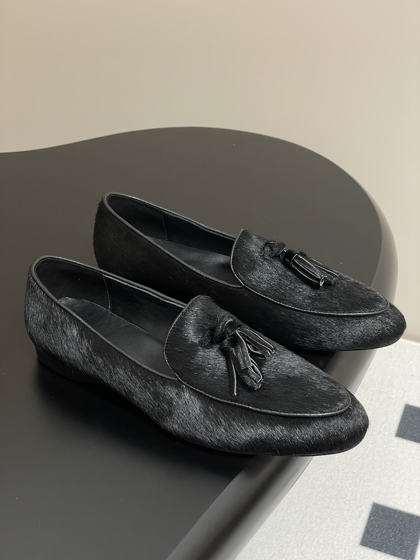 NO:259063,- The Row 25s early spring new French retro round toe tassel loafers horse-hair flat-sole single shoes This grandma shoes have a lazy and casual feeling, very casual and fashionable, easy to wear without scratching your feet, continuing the usual minimalist style, without lining structure, the shoe body is extremely light and sticking to the skin, soft and comfortable, and it will never scratch your feet. The style is fresh and refined, making people unforgettable. The simpler the shoes are, the more they often test the exquisite workmanship and aesthetic level. They seem to be minimalist, with a connotation and background, and the upper is completely hand-sewn!  A truly good shoe can only give you the perfect answer if you put on your feet!  Custom imported horsehair, inner footbed sheepskin, sole, Italian leather outsole, size 35-41 (40 custom made, non-return, exchange), loafers, loafers, sheepskin, Leather soles19860909- The Row 25s早春新品法式复古圆头流苏乐福鞋马毛平底单鞋 此款奶奶鞋有种慵懒随性的感觉,很随意的时髦,好穿不磨脚,延续了一贯的极简风格,无内衬结构,鞋身极其轻便贴肤,柔软舒适,绝对不会磨脚的一款鞋子,款式清新脱俗,让人过目不忘 越是简单的鞋子,往往越是考验做工的考究和美学的水平,看似极简,内涵底蕴,鞋面全手工缝制！真正的好鞋,只有上脚的舒适度才能给你完美答案！ 鞋面定制进口马毛 内里垫脚羊皮 鞋底意大利真皮大底 码数35-41（40 定做不退换）,乐福鞋,loafers,sheepskin,Leather soles,Women's Shoes