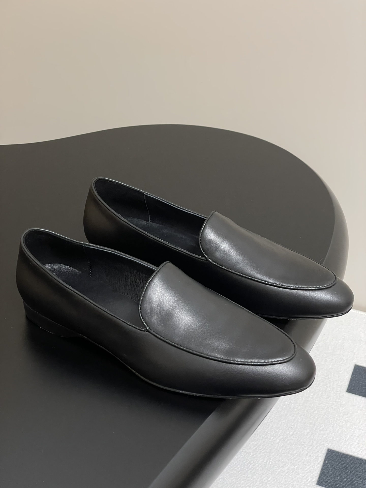 NO:259065,- The Row 25s early spring new French retro round-toed loafers suede flat shoes. This grandma shoes have a lazy and casual feeling, very casual and fashionable, easy to wear without scratching your feet, continuing the usual minimalist style, without lining structure, the shoe body is extremely light and sticking to the skin, soft and comfortable, and it will never scratch your feet. The style is fresh and refined, making people unforgettable. The simpler the shoes are, the more they often test the exquisite workmanship and aesthetic level. They seem to be minimalist, with a connotation and background, and the upper is completely hand-sewn!  A truly good shoe can only give you the perfect answer if you put on your feet!  Customized delicate sheep leather with inner foot padded sheepskin sole Italian leather outsole Size 35-41 (40 custom made without return), loafers, sheepskin, sheep, chamois leather, Leather soles19860909- The Row 25s早春新品法式复古圆头乐福鞋麂皮平底单鞋 此款奶奶鞋有种慵懒随性的感觉,很随意的时髦,好穿不磨脚,延续了一贯的极简风格,无内衬结构,鞋身极其轻便贴肤,柔软舒适,绝对不会磨脚的一款鞋子,款式清新脱俗,让人过目不忘 越是简单的鞋子,往往越是考验做工的考究和美学的水平,看似极简,内涵底蕴,鞋面全手工缝制！真正的好鞋,只有上脚的舒适度才能给你完美答案！ 鞋面定制细腻羊猄皮 内里垫脚羊皮 鞋底意大利真皮大底 码数35-41（40 定做不退换）,乐福鞋,loafers,sheepskin,sheep,chamois leather,Leather soles,Women's Shoes