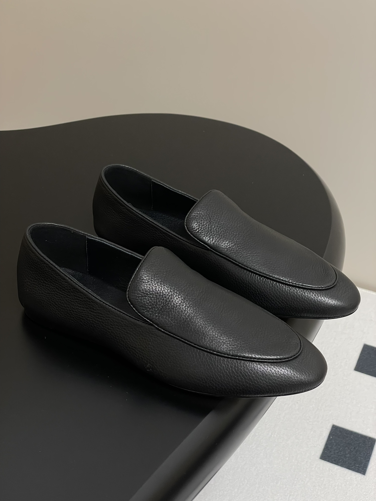 NO:259067,- The Row 25s early spring new French retro round-toed loafers lychee pattern cowhide flat-sole single shoes This grandma shoes have a lazy and casual feeling, very casual and fashionable, easy to wear without scratching your feet, continuing the usual minimalist style, without lining structure, the shoe body is extremely light and sticking to the skin, soft and comfortable, and it will never scratch your feet. The style is fresh and refined, making people unforgettable. The simpler the shoes are, the more they often test the exquisite workmanship and aesthetic level. They seem to be minimalist, with a connotation and heritage, and the upper is completely hand-sewn!  A truly good shoe can only give you the perfect answer if you put on your feet!  Customized lychee pattern cowhide leather inner foot pad sheepskin sole Italian leather outsole size 35-41 (40 custom made without return), loafers, loafers, cowhide, sheepskin, Leather soles19860909- The Row 25s早春新品法式复古圆头乐福鞋荔枝纹牛皮平底单鞋 此款奶奶鞋有种慵懒随性的感觉,很随意的时髦,好穿不磨脚,延续了一贯的极简风格,无内衬结构,鞋身极其轻便贴肤,柔软舒适,绝对不会磨脚的一款鞋子,款式清新脱俗,让人过目不忘 越是简单的鞋子,往往越是考验做工的考究和美学的水平,看似极简,内涵底蕴,鞋面全手工缝制！真正的好鞋,只有上脚的舒适度才能给你完美答案！ 鞋面定制荔枝纹牛皮 内里垫脚羊皮 鞋底意大利真皮大底 码数35-41（40 定做不退换）,乐福鞋,loafers,cowhide,sheepskin,Leather soles,Women's Shoes