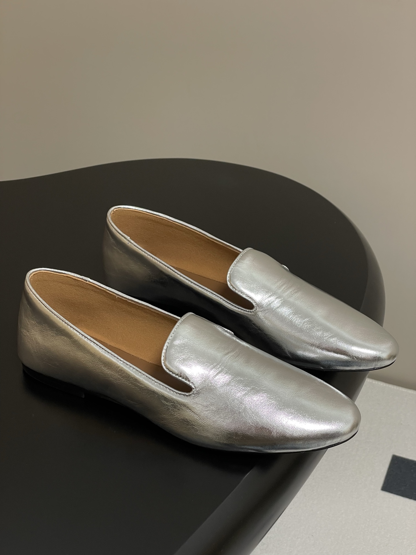 NO:259071,- The Row 25s early spring new French retro round-toe grandma shoes flat single shoes This grandma shoes have a lazy and casual feeling, very casual and fashionable, easy to wear without scratching your feet, continuing the usual minimalist style, without lining structure, the shoe body is extremely light and sticking to the skin, soft and comfortable, and will never scratch your feet. The style is fresh and refined, making people unforgettable. The simpler the shoes, the more they often test the exquisite workmanship and aesthetic level. They seem to be minimalist, with a connotation and background, and the upper is completely hand-sewn!  A truly good shoe can only give you the perfect answer if you put on your feet!  Upper sheep zither / horsehair / metal cowhide inner footbed sheepskin sole Italian leather outsole size 35-41 (40 custom made non-return), loafers, loafers, cowhide, sheepskin, sheep, Leather soles19860909- The Row 25s早春新品法式复古圆头乐奶奶鞋平底单鞋 此款奶奶鞋有种慵懒随性的感觉,很随意的时髦,好穿不磨脚,延续了一贯的极简风格,无内衬结构,鞋身极其轻便贴肤,柔软舒适,绝对不会磨脚的一款鞋子,款式清新脱俗,让人过目不忘 越是简单的鞋子,往往越是考验做工的考究和美学的水平,看似极简,内涵底蕴,鞋面全手工缝制！真正的好鞋,只有上脚的舒适度才能给你完美答案！ 鞋面羊猄/马毛/金属牛皮 内里垫脚羊皮 鞋底意大利真皮大底 码数35-41（40 定做不退换）,乐福鞋,loafers,cowhide,sheepskin,sheep,Leather soles,Women's Shoes