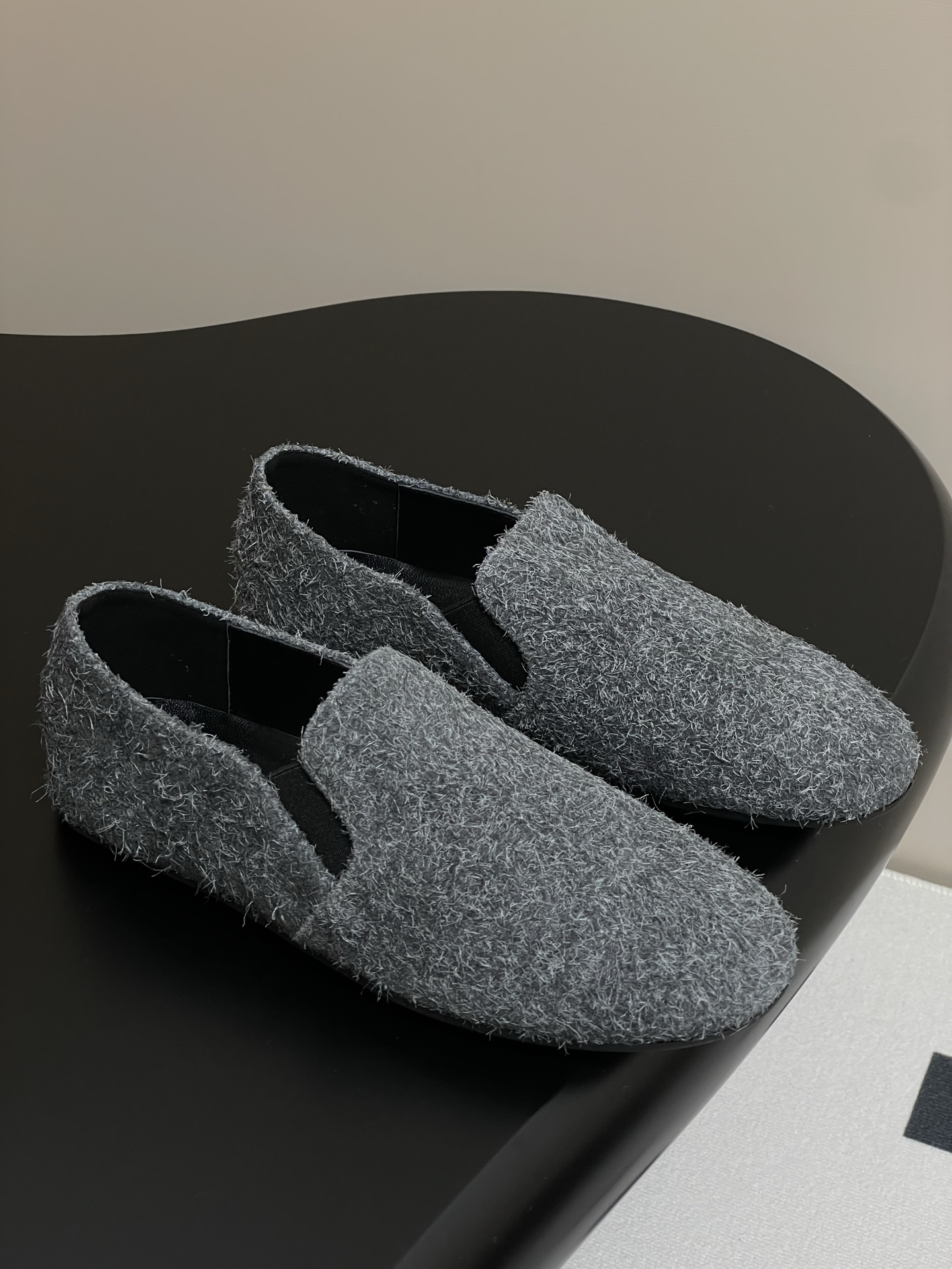 NO:259061,- The Row 25s spring and summer new soft sole simple single shoes grandma shoes flat elastic and comfortable loafers, beautiful on the feet!  Super comfortable feet!  The upper is made of pure horsehair/suede, fashionable and gentle!  The inner part is still soft, and the overall shoes are so comfortable that they are just one word!  It's a whole casual style, the shoes are loose in style, and they are very plastic!  Very friendly to all foot types!  Upper sheep trousers/horse hair/custom wool, inner foot pad lambskin, original open molded rubber sole, shoe size 35-40 (40 custom made without return or exchange), loafers, sheepskin, sheep, chamois leather19860909- The Row 25s春夏新款软底简约单鞋奶奶鞋平底松紧舒适乐福鞋 上脚很美！脚感超级舒适！ 鞋面是纯马毛/麂皮做出的毛刘感,时尚又温柔！内里依旧采用柔软羊里垫脚,整体鞋子就是一个字“软”舒服！就是一整个休闲风格,鞋子宽松版型,可塑性非常强！对待所有脚型非常友好！ 鞋面羊猄/马毛/定制毛呢 内里垫脚小羊皮 鞋底原版开模橡胶大底 鞋码35-40（40定做不退换）,乐福鞋,loafers,sheepskin,sheep,chamois leather,Women's Shoes