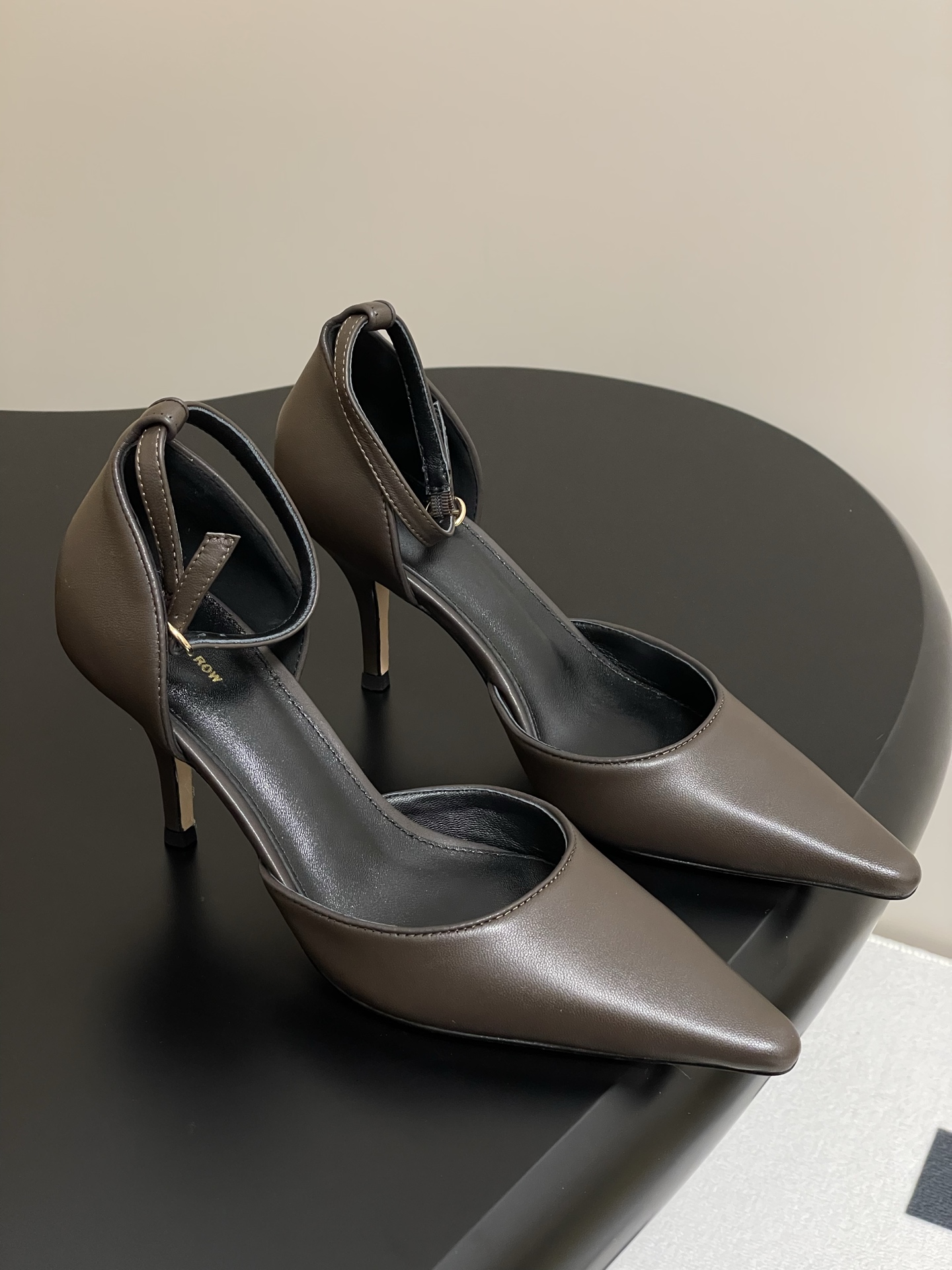 NO:259059,- The Row 25s spring and summer new French retro simple pointed toe high heel sandals hollow buckle single shoes, retro temperament queen, the whole shoe shape is simple and elegant, very clean and neat and easy to match!  You can also easily control your daily outfits, dates, etc.!  It makes your feet look thinner and your legs look longer visually!  Anyone who sees this texture will shout YYDS! It exudes a sense of nobility from the inside to the outside~the luster is full!  And it's comfortable and durable!  It is light and comfortable to wear, and you don’t feel tired when walking!  You can hold every day of commuting, shopping, etc.!  Upper snake pattern cowhide / lambskin inner foot pad sheepskin sole imported from Italy injection molded leather outsole heel height 7.5cm size 35-40 (40 custom made without return or exchange), high heels, sandals, high heels, cowhide, sheepskin, Leather soles19860909- The Row 25s春夏新款法式复古简易尖头高跟凉鞋中空扣带单鞋 复古气质女王 整个鞋型简约大气,很干净利落又好搭配！日常穿搭、约会聚会等也能轻松驾驭！ 穿上很显脚瘦,又在视觉上拉腿长！这质感,任谁看了都高呼YYDS!由内到外散发着贵气感~光泽感拉满！而且舒适又耐穿！穿着轻便舒服,走路完全不累脚！日常通勤、逛街等统统都能hold得住！ 鞋面蛇纹牛皮/小羊皮 内里垫脚羊皮 鞋底意大利进口注塑真皮大底 跟高7.5cm 码数35-40（40定做不退换）,高跟鞋,sandals,high heels,cowhide,sheepskin,Leather soles,Women's Shoes