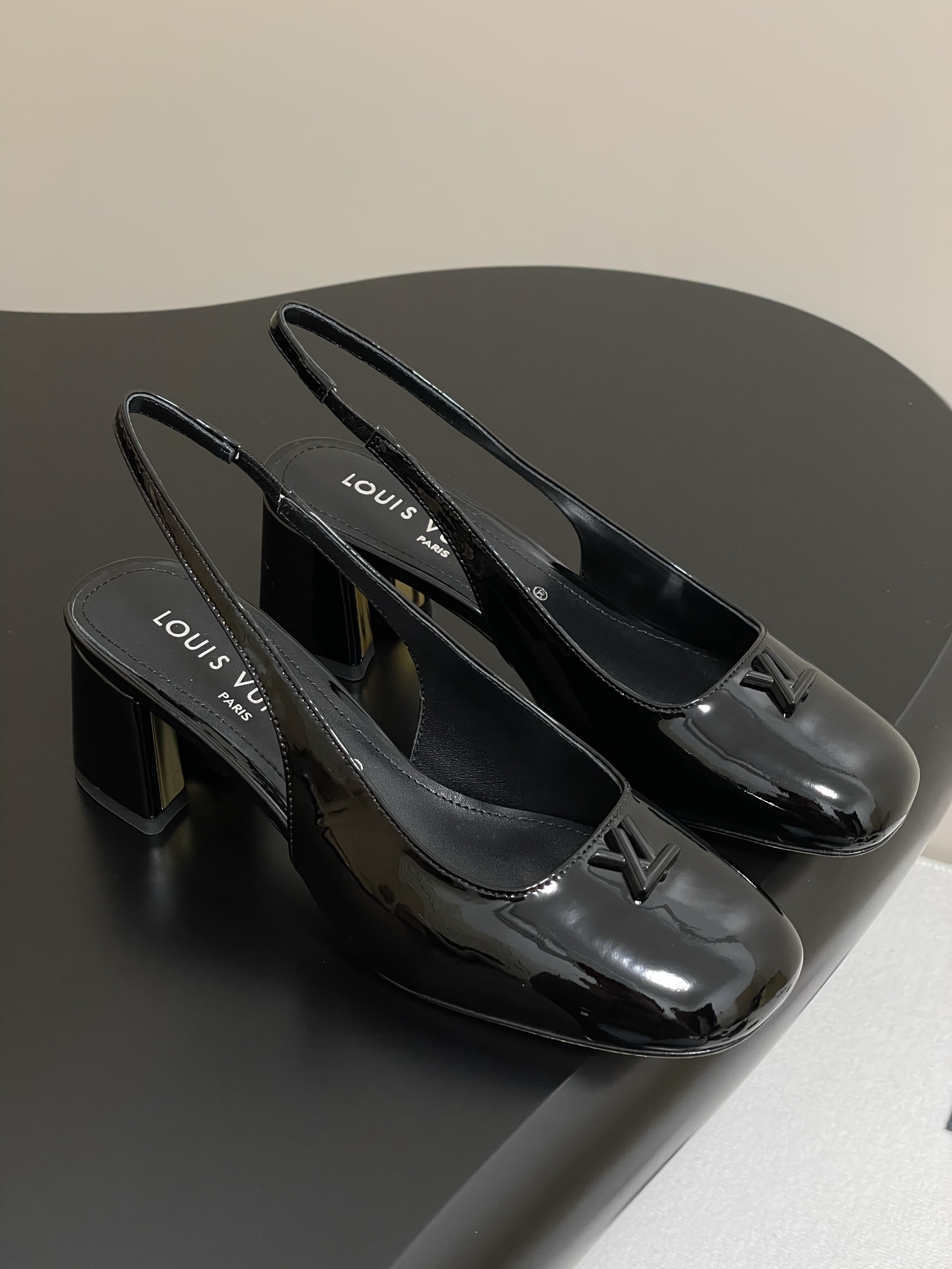 NO:257306,- 25ss early spring new Louis Vuitton LV Swing high heels are the hottest metal heels Mary Jane hollow thick heel sandals letter high heels single shoes. Use soft leather to create an easy-to-wear design, showing the elegant style with neat lines. The V-shaped hollow square heel and its luster inner lining establish recognition, and the toe LVTwist decoration is the finishing touch and details. The cute round toe shape is matched with the LV logo - exquisite and beautiful, the thick heel feels particularly comfortable to wear. Classic and versatile items!  Original open mold V-shaped metal heel!  Upper calfskin/beef patent leather inner foot pad sheepskin sole Italian A-grade leather outsole Heel height 5.5cm/8.5cm Size 35-39 (40.41 custom made without return or exchange), single shoe sandals, louis vuitton, louis vuitton, stuart weitzman, sandals, mary jane, high heels, cowhide, sheepskin, Leather soles19860909- 25ss早春新款Louis Vuitton LV Swing 高跟鞋最火最新金属跟玛丽珍后空粗跟凉鞋字母标高跟单鞋 选用柔软 皮革塑造易于穿脱的设计,以利落线条彰显典雅风范.V形镂空方跟及其莹泽内里树立辨识度,鞋头LVTwist装饰点睛考究细节 可爱的圆头造型搭配LV标志-精致又好看,粗跟脚感特别的好穿舒适.经典百搭单品！ 原版开模V型金属跟！ 鞋面小牛皮/牛漆皮 内里垫脚羊皮 鞋底意大利A级真皮大底 跟高5.5cm/8.5cm 码数35-39（40.41定做不退换）,单鞋凉鞋,louis vuitton,louis vuitton,stuart weitzman,sandals,mary jane,high heels,cowhide,sheepskin,Leather soles,Women's Shoes