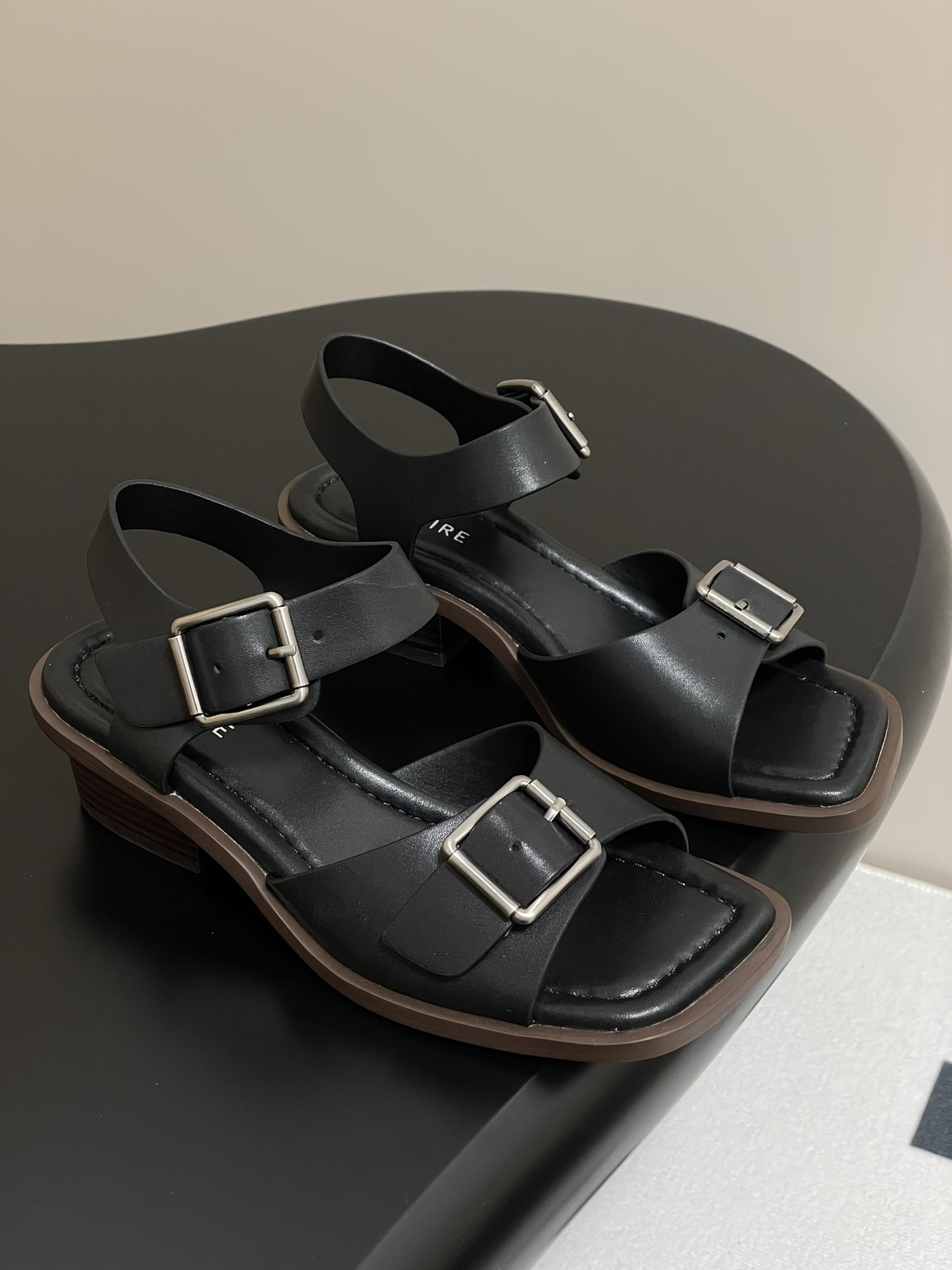 NO:250631,- Lemaire 2025ss early spring new beautiful thick heel buckle sandals retro fish mouth exposed sandals. The beauty is hidden in the details. The sole is very soft and the silver buckle looks very good. The shoe shape has a 