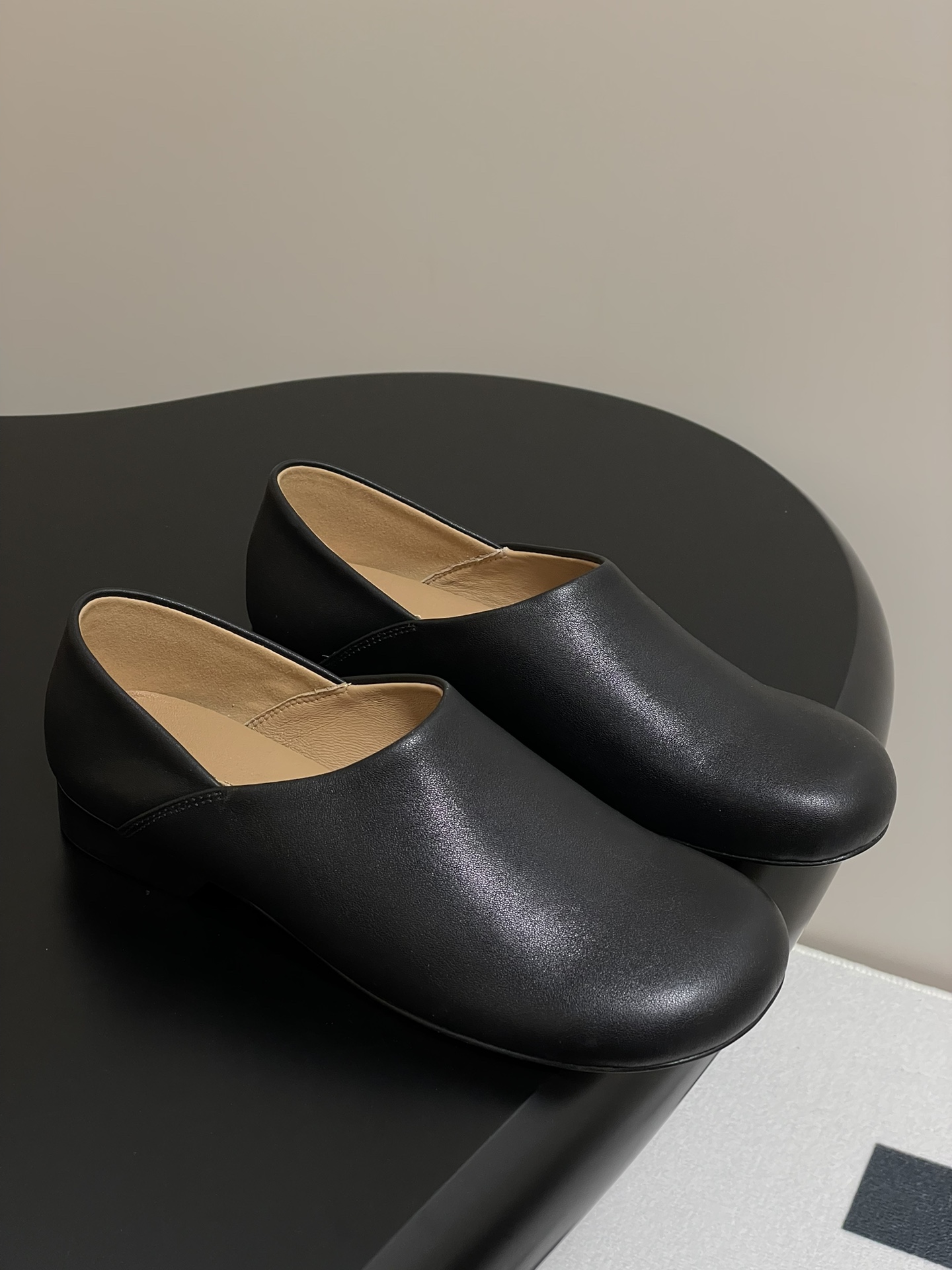 NO:250620,- Lemaire 2025ss early spring new round toe flat-soled simple casual loafers comfortable to wear with heels. It is very rounded design, and the leather on the feet looks very comfortable. The upper of the cowhide is easier to take care of, and the toughness of cowhide is very wear-resistant. It is more comfortable to wear and wear for a long time!  The inner foot pads are soft and comfortable!  Overall lightweight and suitable for daily life!  This pair of heat explodes directly. It’s a beautiful pair!  Very simple and casual, low-key and tasteful, exuding a charming temperament everywhere!  Cowhide upper, inner foot pad sheepskin, sole, Italian leather outsole, size 35-39 (40 custom made, no return or exchange), loafers, loafers, cowhide, sheepskin, Leather soles19860909- Lemaire 2025ss早春新款圆头平底简约休闲乐福鞋舒适可踩跟两穿小皮鞋 很圆润的设计,看样子上脚皮质都很舒服的感觉,牛皮的鞋面更容易打理,而为牛皮的韧劲很耐磨,越穿越舒服,久穿如新！内里牛里垫脚,柔软舒适！整体轻便也很适合日常哦！ 这双热度直接爆炸啦 太好看的一双啦！极简随意,低调有品,处处散发着迷人的气质！ 鞋面牛皮 内里垫脚羊皮 鞋底意大利真皮大底 码数35-39（40定做不退换）,乐福鞋,loafers,cowhide,sheepskin,Leather soles,Women's Shoes