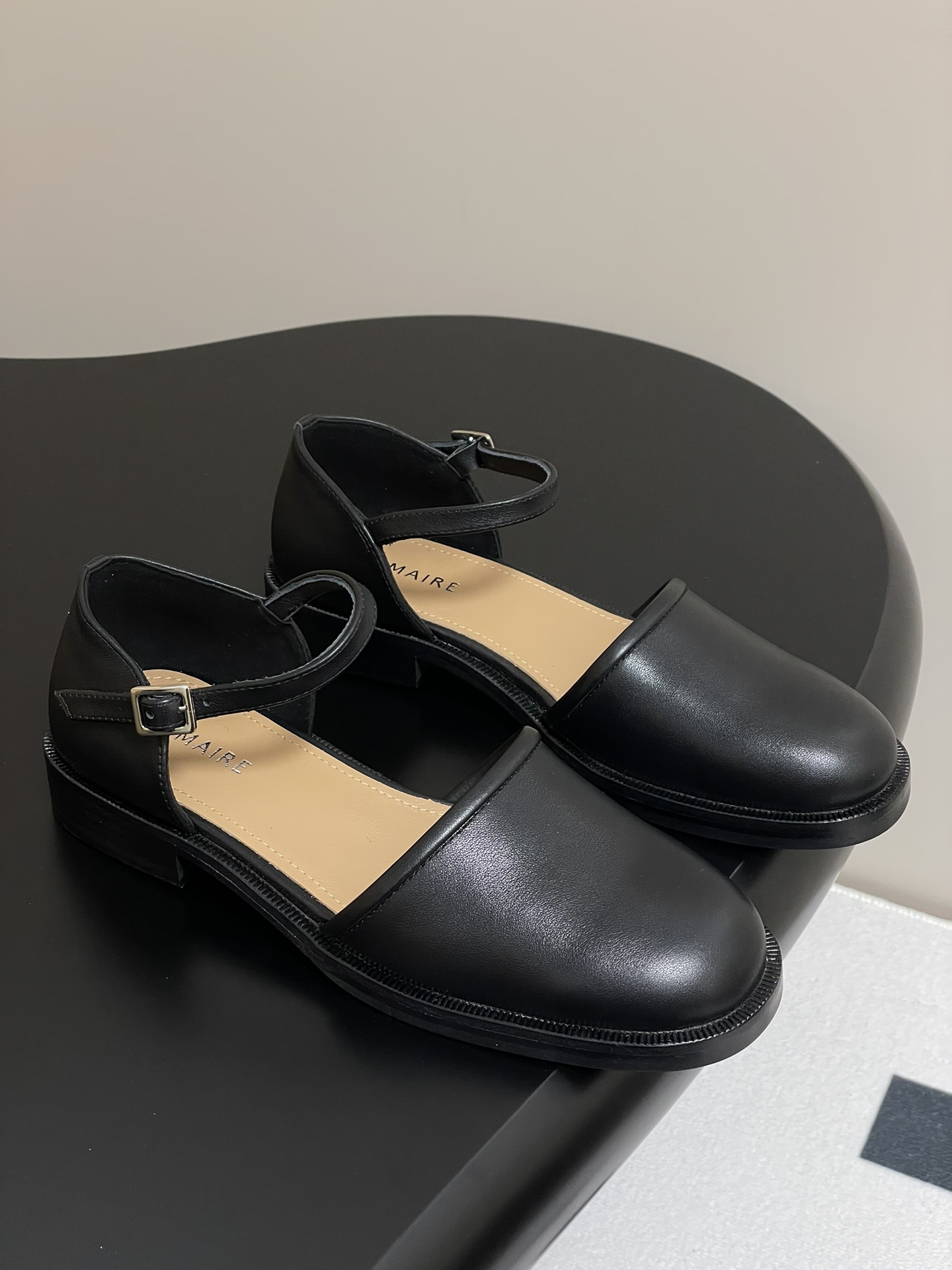 NO:250646,- Lemaire 2025ss early spring new retro round toe thick heel Baotou Marizhen single shoes old Qian style hollow sandals very classic Baotou, simple outline with high-end feel, smooth leather material, full texture, one-step design, casual and comfortable!  You can easily walk at the forefront of fashion without deliberately matching!  Get the fashionable essence at a speed!  Cowhide upper, inner foot pad sheepskin, sole, Italian double-layer genuine leather outsole, size 35-39 (40 custom made, no return or exchange), sandals, sandals, mary jane, cowhide, sheepskin, Leather soles19860909- Lemaire 2025ss早春新款复古圆头粗跟包头玛丽珍单鞋老钱风中空凉鞋 非常经典的包头,简约轮廓自带高级感,光滑皮革材质,质感满分,一脚蹬设计,随性又自在！无需刻意搭配,就能轻松游走于时尚前沿！时髦精速度入手！ 鞋面牛皮 内里垫脚羊皮 鞋底意大利双层真皮大底 码数35-39（40定做不退换）,凉鞋,sandals,mary jane,cowhide,sheepskin,Leather soles,Women's Shoes