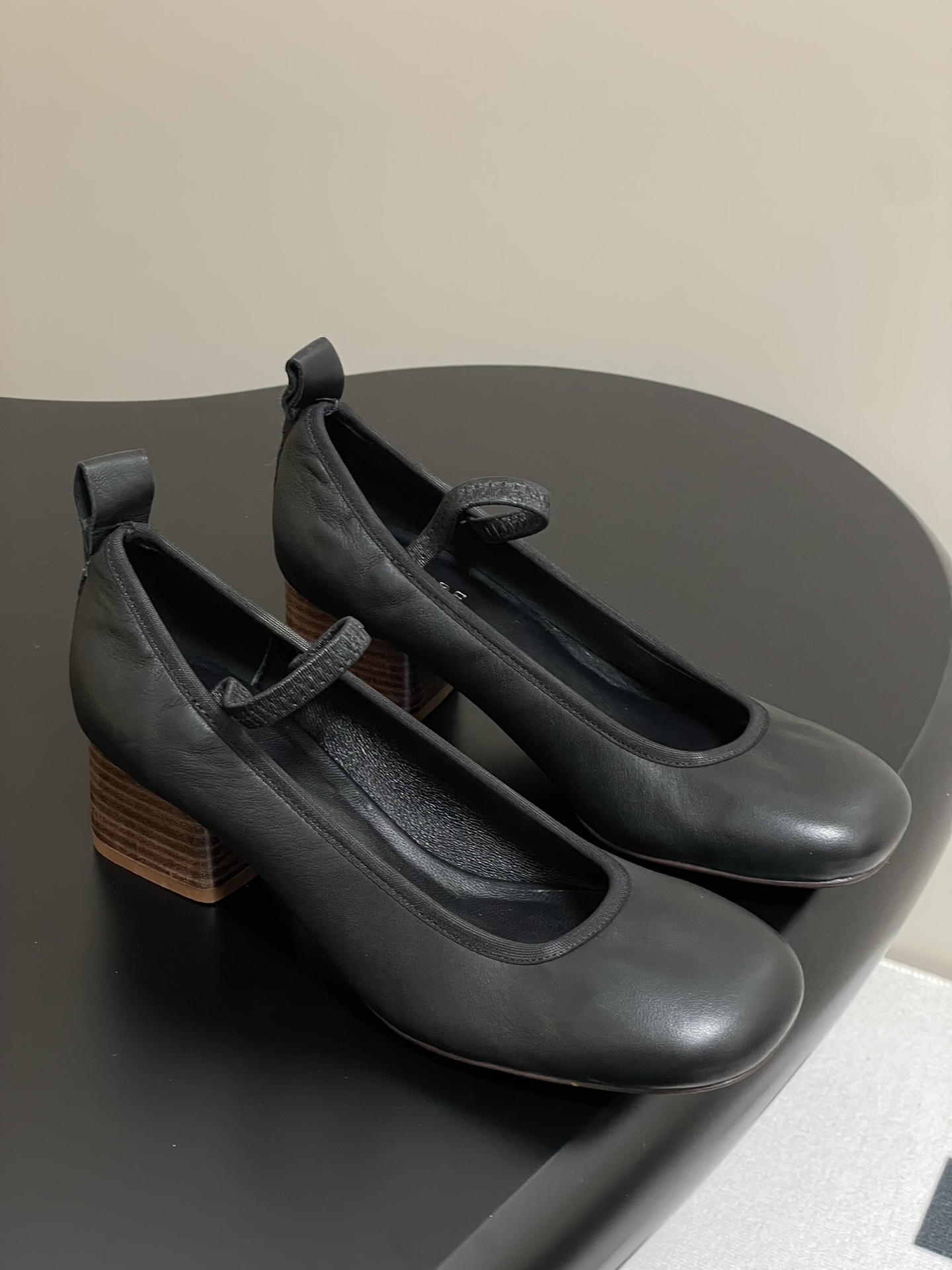 NO:250633,- Lemaire 2025ss early spring new elastic band ballet shoes super soft and comfortable grandma shoes flat sole thick heel Mary Jane single shoes. It is really comfortable to wear. Low-key and simple yet high-end. Random lazy. Chicken yellow is also good-looking. Flat sole lambskin Mary Jane super comfortable. Lemaire from Paris, France. Designer brand. Women's shoes. Black lambskin. Leather bag heels. Full of grades. This one has some minimalist style!  It is more in line with daily life, with round and full toes and delicate shoe shapes with simple lines, and the overall feeling is very tender!  There is also a trace of ballet metaphor inside!  There are two heights to choose from~ Upper lambskin, inner foot pad sheepskin, sole Italian leather outsole, heel high flat heel 1cm/thick heel 5cm, size 35-39 (40 custom made without return), ballet shoes, mary jane, sheepskin, Leather soles19860909- Lemaire 2025ss早春新款松紧带芭蕾舞鞋超软超舒适奶奶鞋平底 粗跟玛丽珍单鞋 上脚真的超级舒适 低调简约又不失高级 随意慵懒 小鸡黄色也好看 平底 小羊皮 玛丽珍 超舒服 Lemaire 来自法国巴黎 设计师品牌 女鞋 黑色 小羊皮 真皮包跟 档次满满 这款走的有一些的极简主义风格！更贴合日常生活,圆又饱满的鞋头,搭配线条简单的秀气鞋型,整体就有了一种很奶很温柔的感觉！还有一丝芭蕾风的隐喻在里面！还有两种高度可选择哦～ 鞋面小羊皮 内里垫脚羊皮 鞋底意大利真皮大底 跟高平跟1cm/粗跟5cm 码数35-39（40定做不退换）,芭蕾舞鞋,mary jane,sheepskin,Leather soles,Women's Shoes