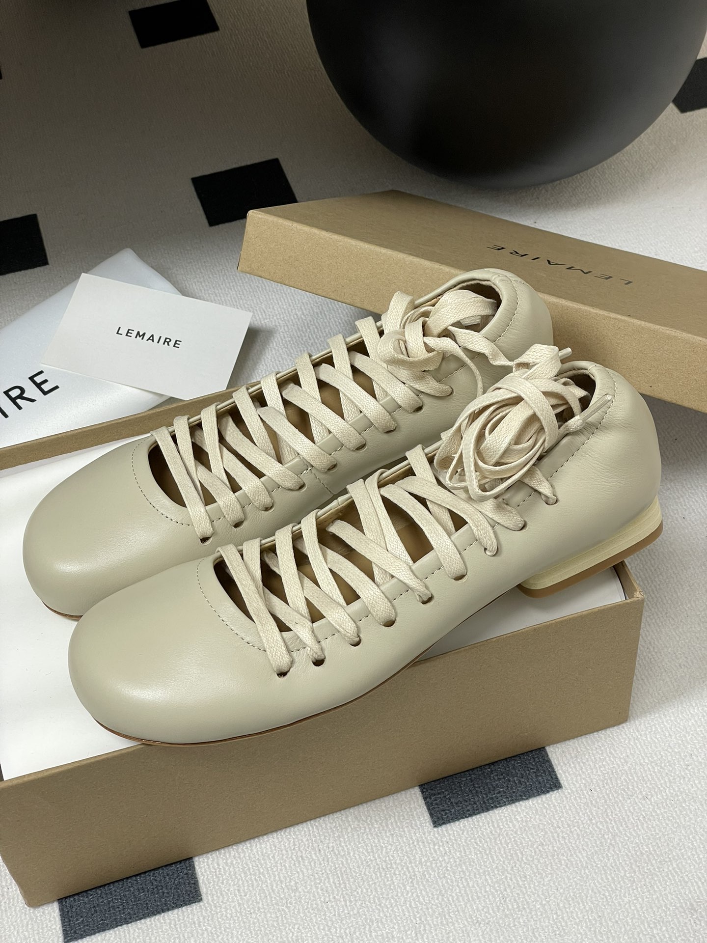 Lemaire 2025s Spring Shoes: Simple, Charming, and Comfortable Sheepskin Design - 图片 4