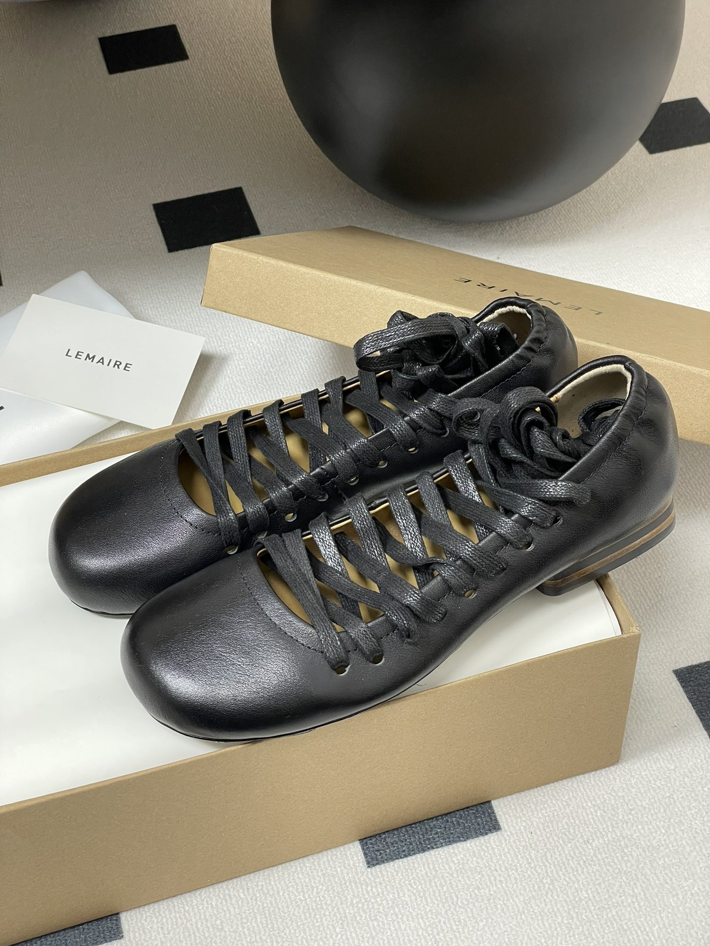 Lemaire 2025s Morning and Spring Shoe Collection: Simple, Charming, and Comfortable Sheepskin Shoes. - 图片 4