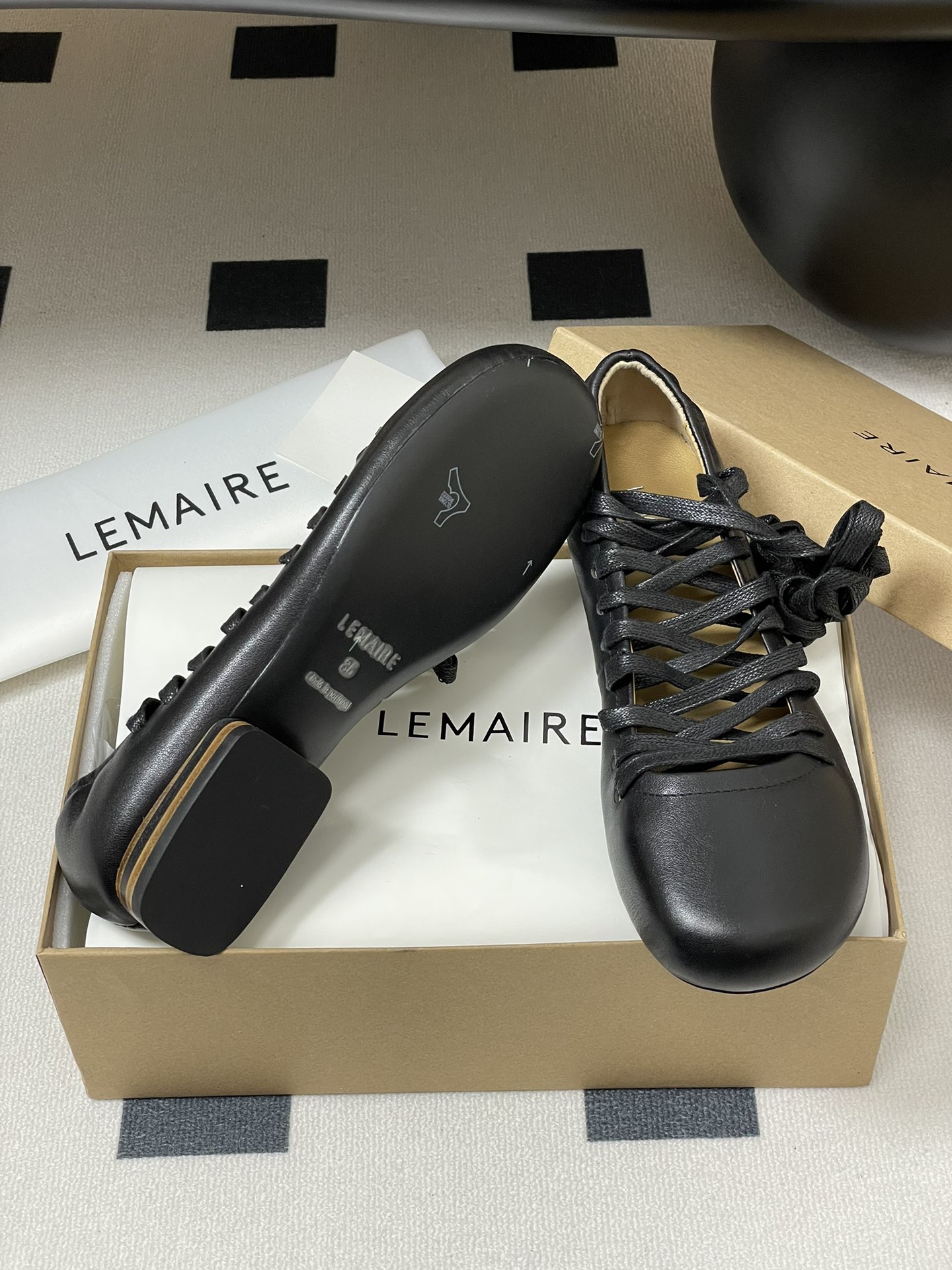 Lemaire 2025s Morning and Spring Shoe Collection: Simple, Charming, and Comfortable Sheepskin Shoes. - 图片 9