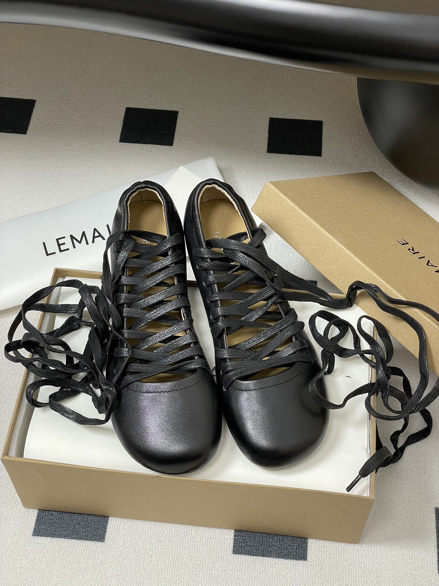 Lemaire 2025s Morning and Spring Shoe Collection: Simple, Charming, and Comfortable Sheepskin Shoes. - 图片 5