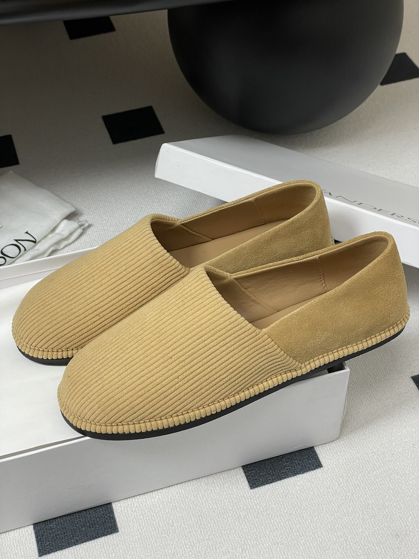 JW Anderson Fresh Spring Shoes: Soft, Cozy, Customized Flair, Sheepskin Interior - 图片 4